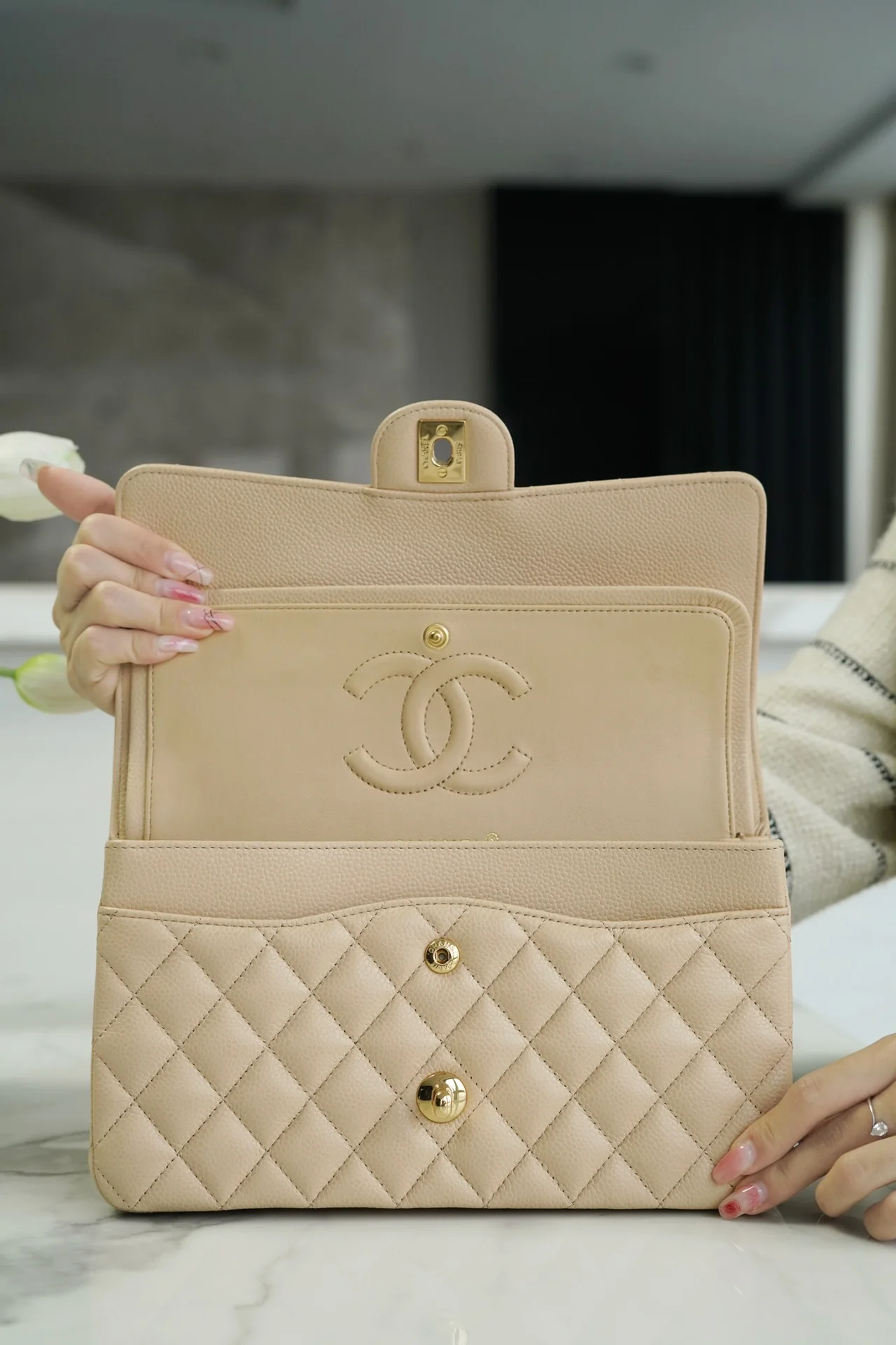 Chanel Classic Flap 25cm - description_image4