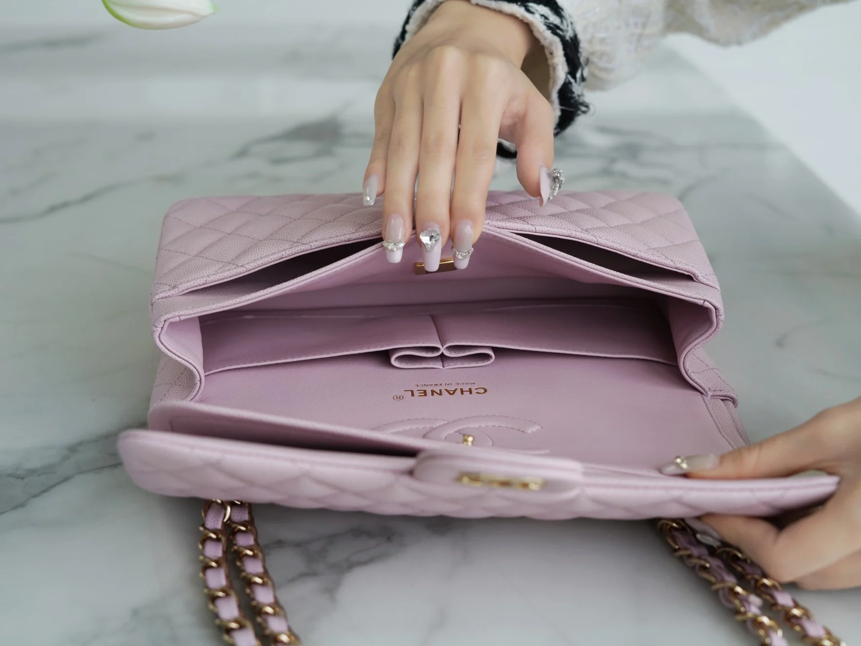 Chanel Classic Flap 25cm - description_image3