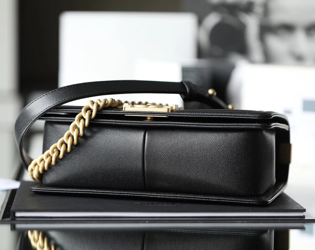 Chanel Boy Le Boy Medium Diamond Quilted Pebble-Grain Cowhide Bag 25x15x9 cm - description_image6