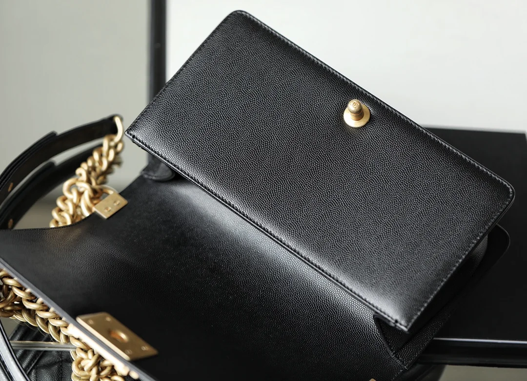 Chanel Boy Le Boy Medium Diamond Quilted Pebble-Grain Cowhide Bag 25x15x9 cm - description_image7