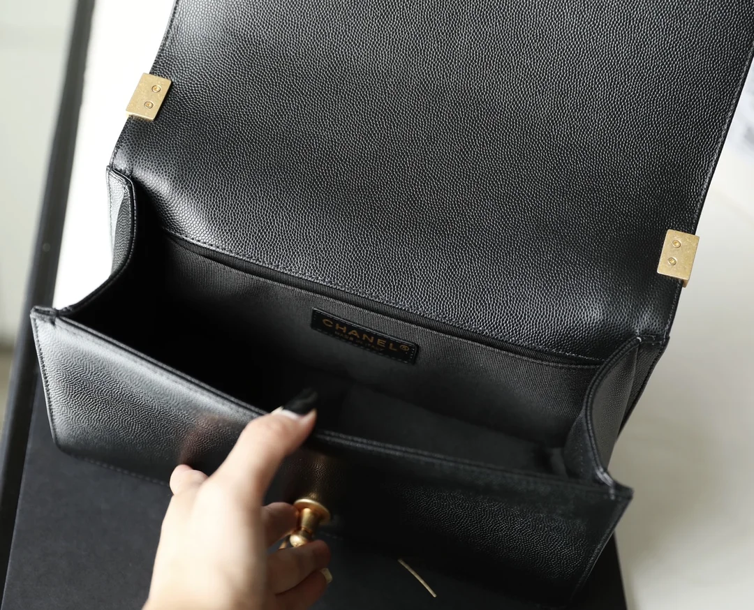 Chanel Boy Le Boy Medium Diamond Quilted Pebble-Grain Cowhide Bag 25x15x9 cm - description_image8