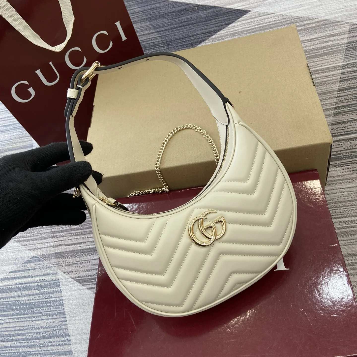 Gucci GG Marmont Small Crescent Textured Leather Handbag 21.5 x 11 x 5 cm - description_image1