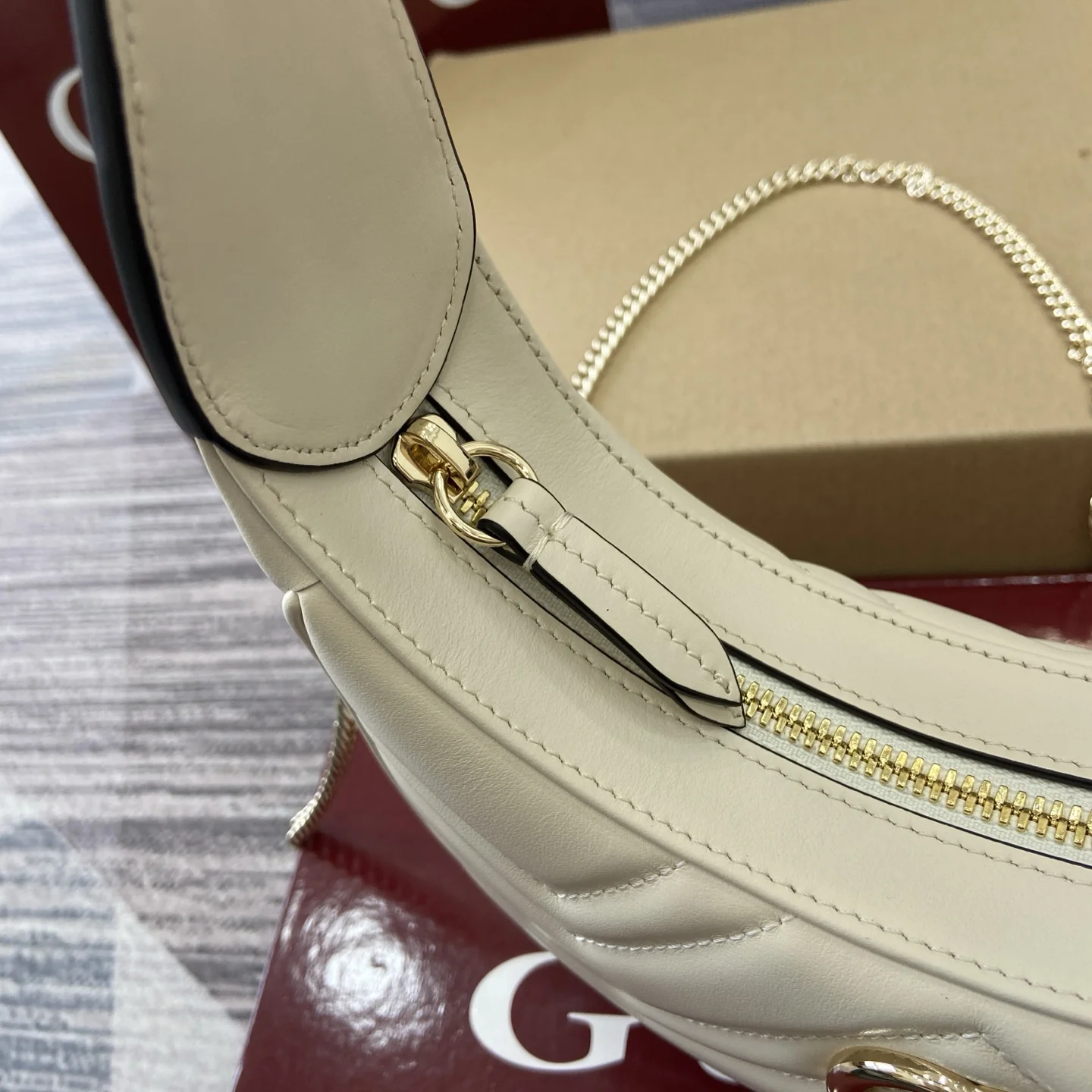 Gucci GG Marmont Small Crescent Textured Leather Handbag 21.5 x 11 x 5 cm - description_image6