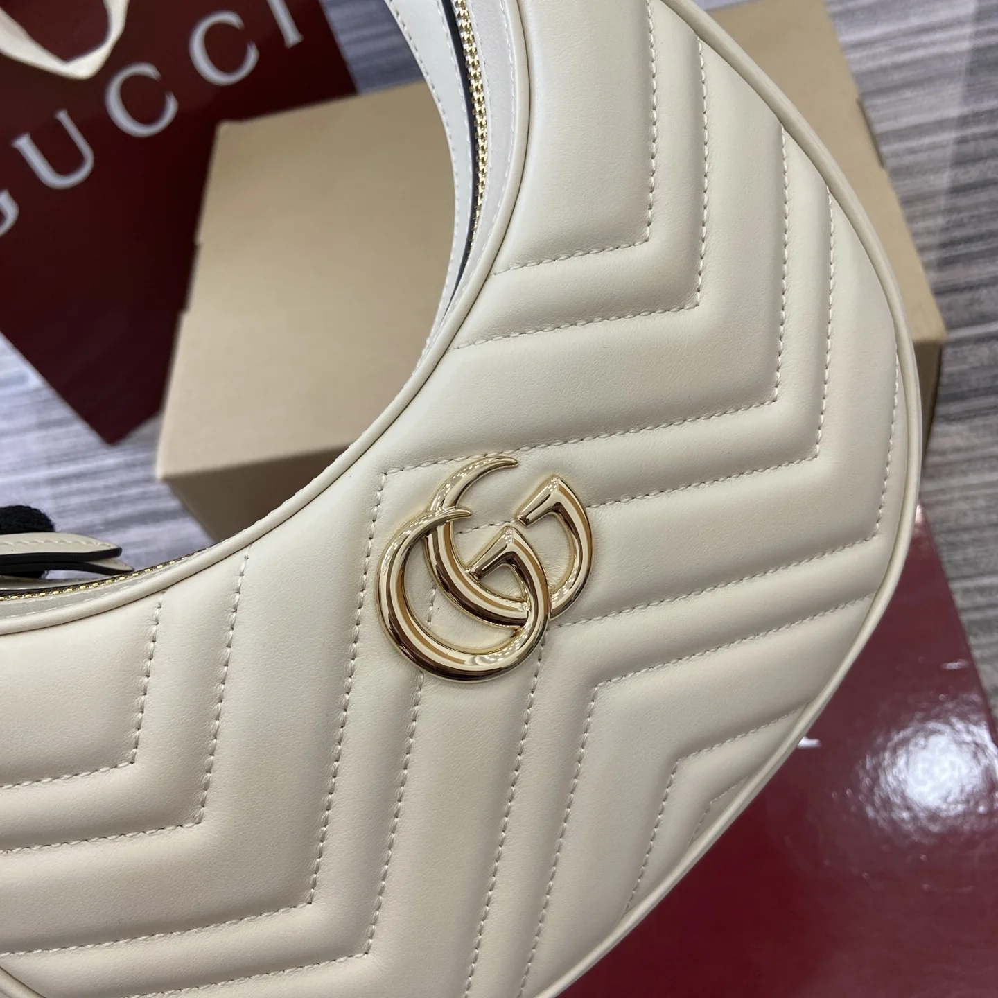 Gucci GG Marmont Small Crescent Textured Leather Handbag 21.5 x 11 x 5 cm - description_image7