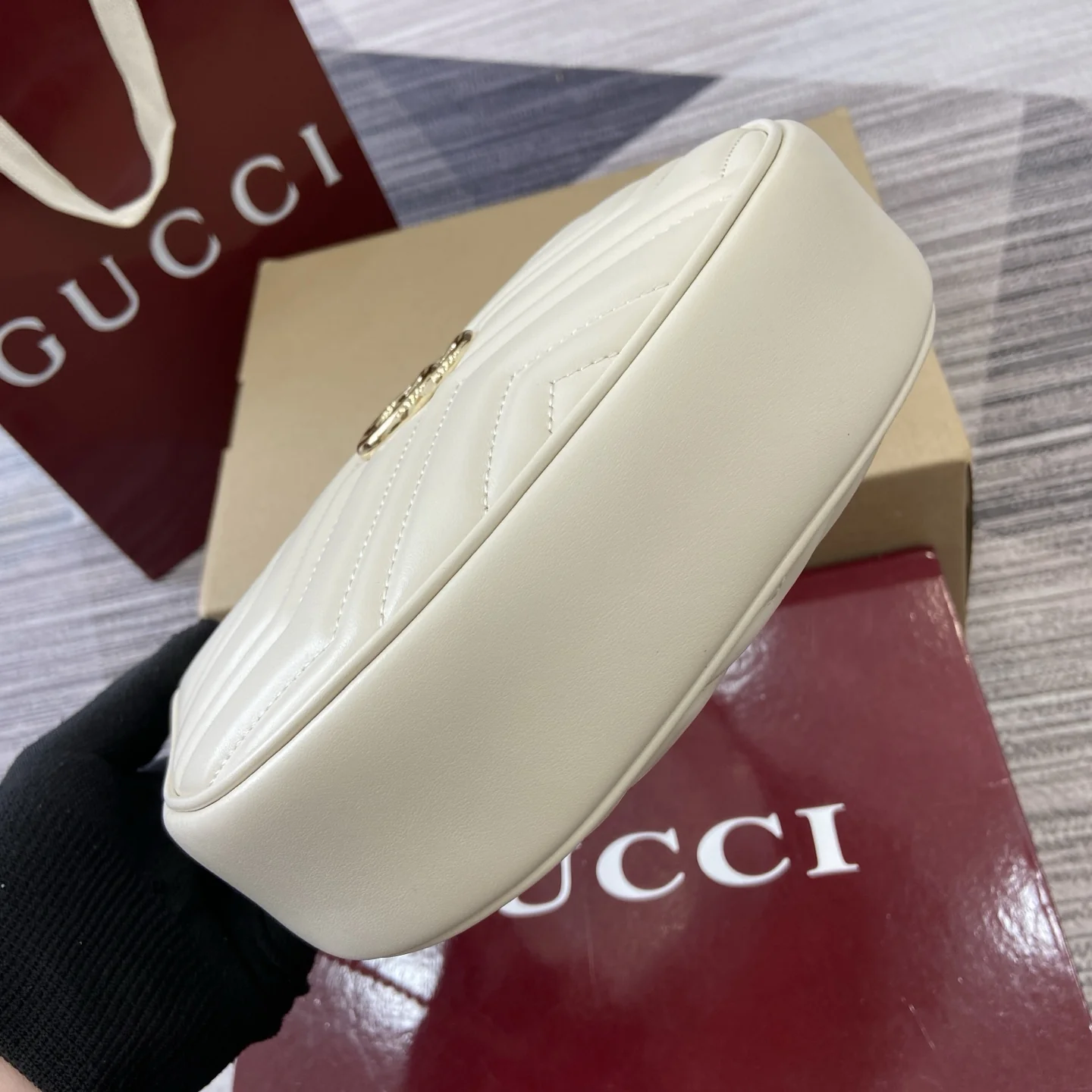 Gucci GG Marmont Small Crescent Textured Leather Handbag 21.5 x 11 x 5 cm - description_image8