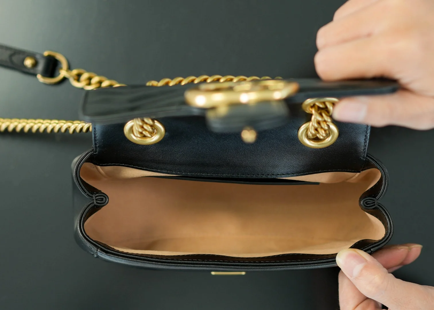 Gucci GG Marmont Quilted Mini Shoulder Bag 739682 18x15x8 cm - description_image9