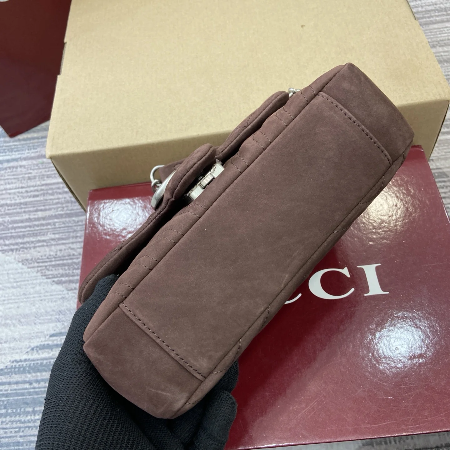 Gucci GG Marmont V-quilted Calf Leather Shoulder Bag 22 x 12.5 x 6 cm - description_image8