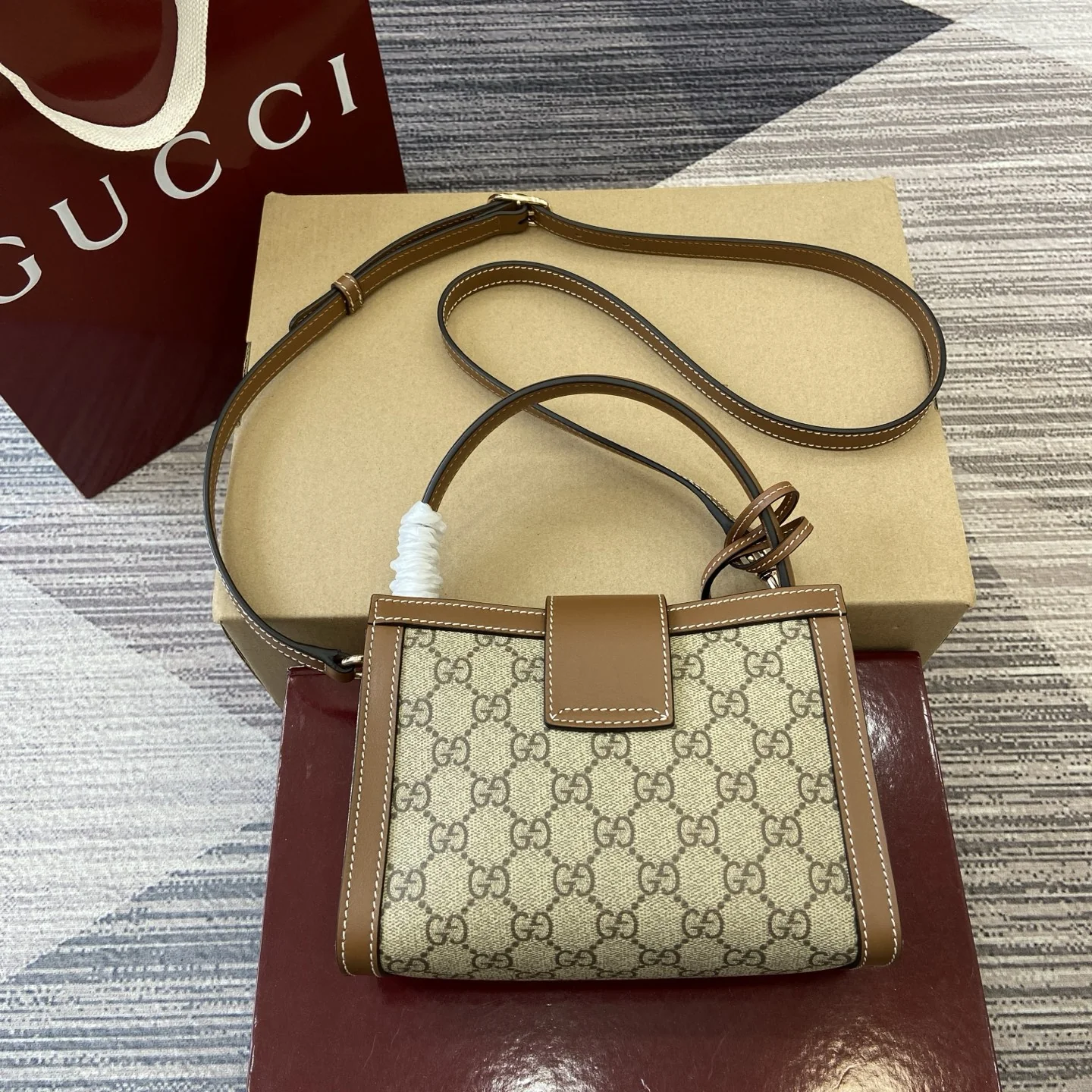 Gucci Padlock Top Handle and Crossbody Bag 20 x 13.5 x 8 cm - image3