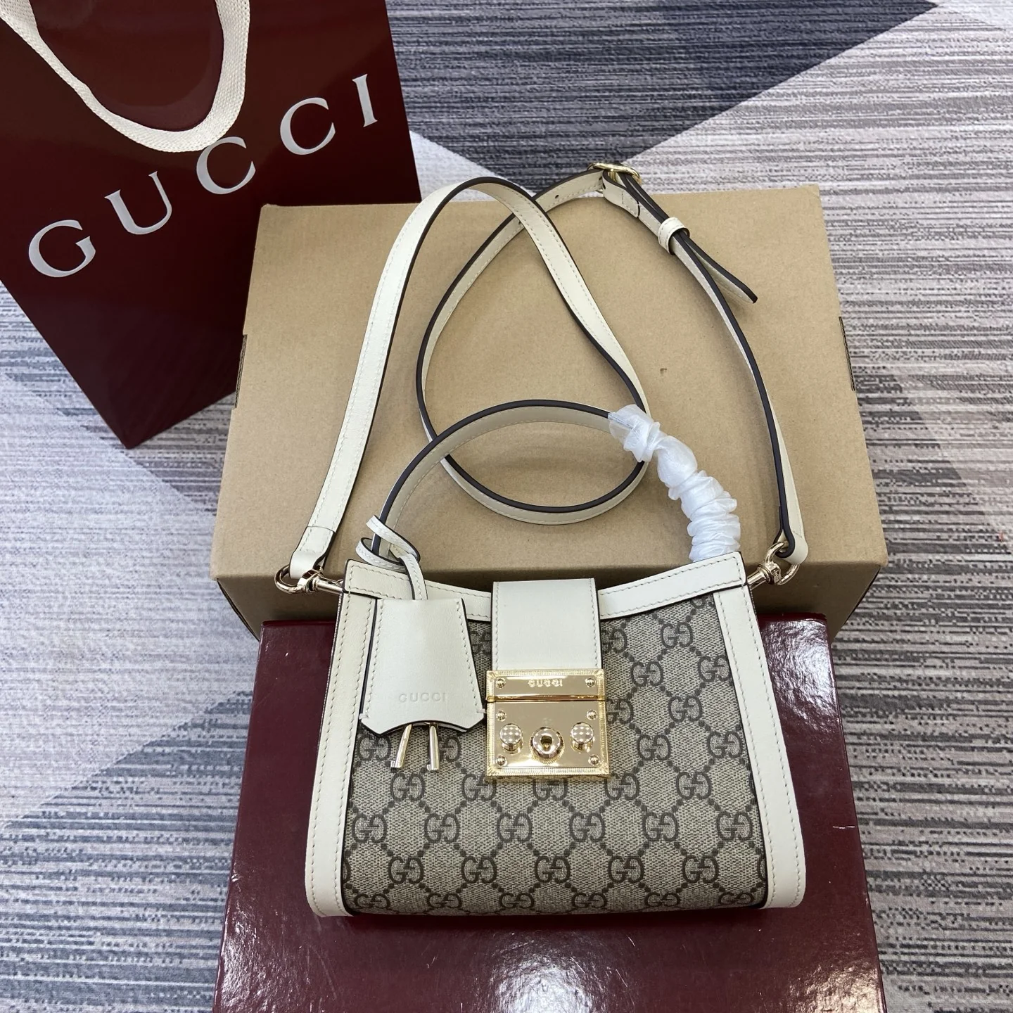 Gucci Padlock Top Handle and Crossbody Bag 841653 20 x 13.5 x 8 cm - image2