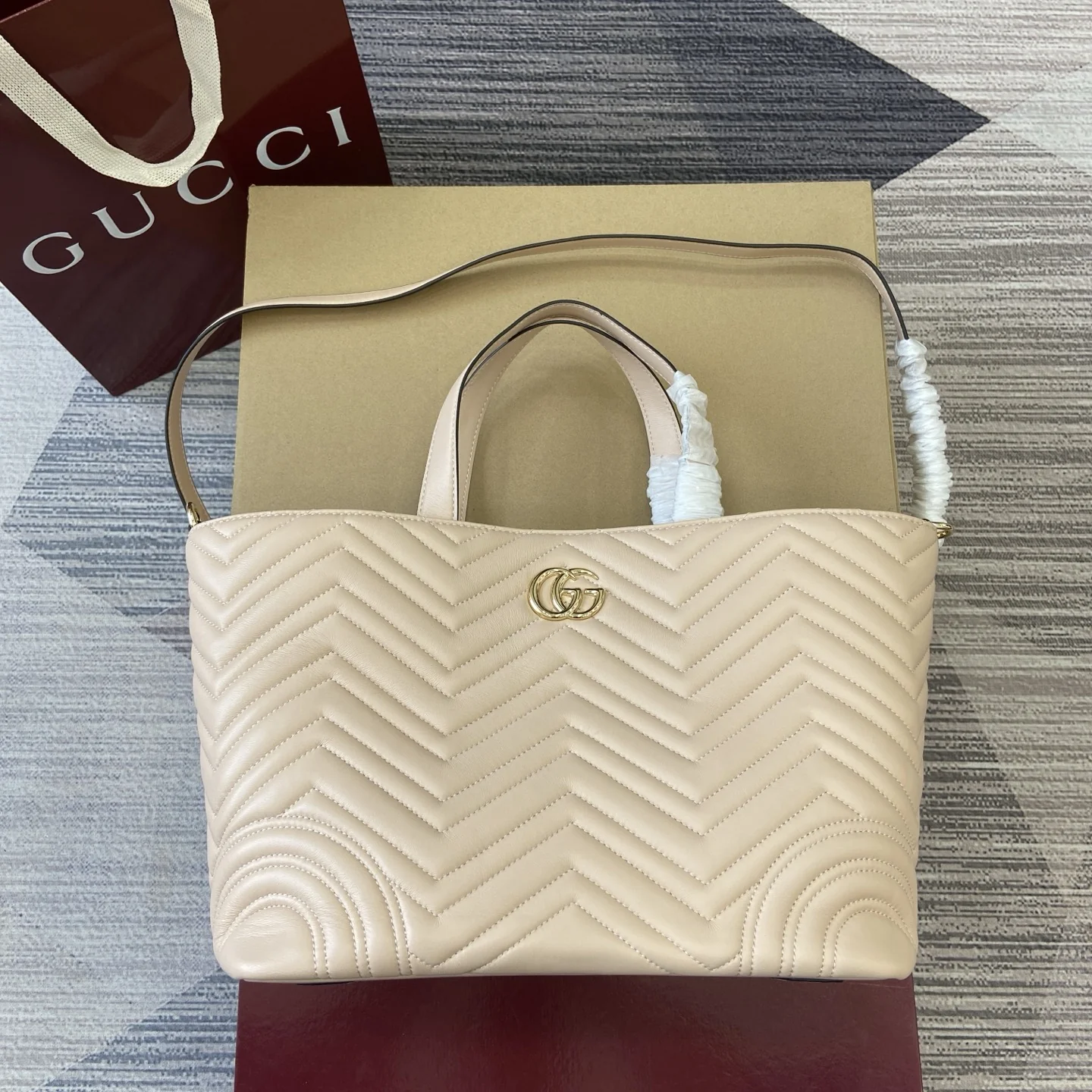 Gucci GG Marmont Convertible Tote Bag 28 x 24 x 16 cm - description_image2