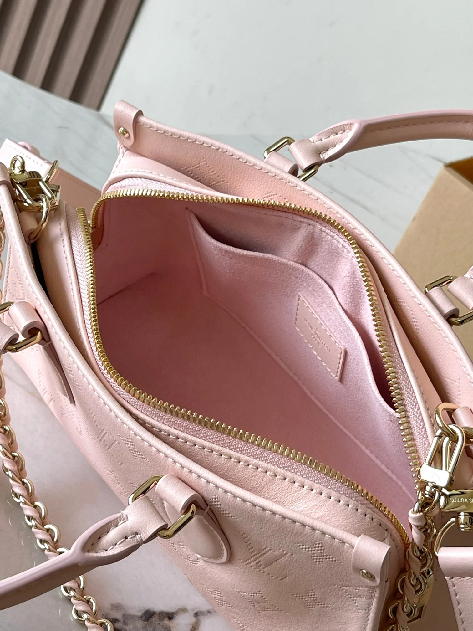 Louisvuitton OnTheGo East West Handbag M11274 25x13x10 cm - description_image8