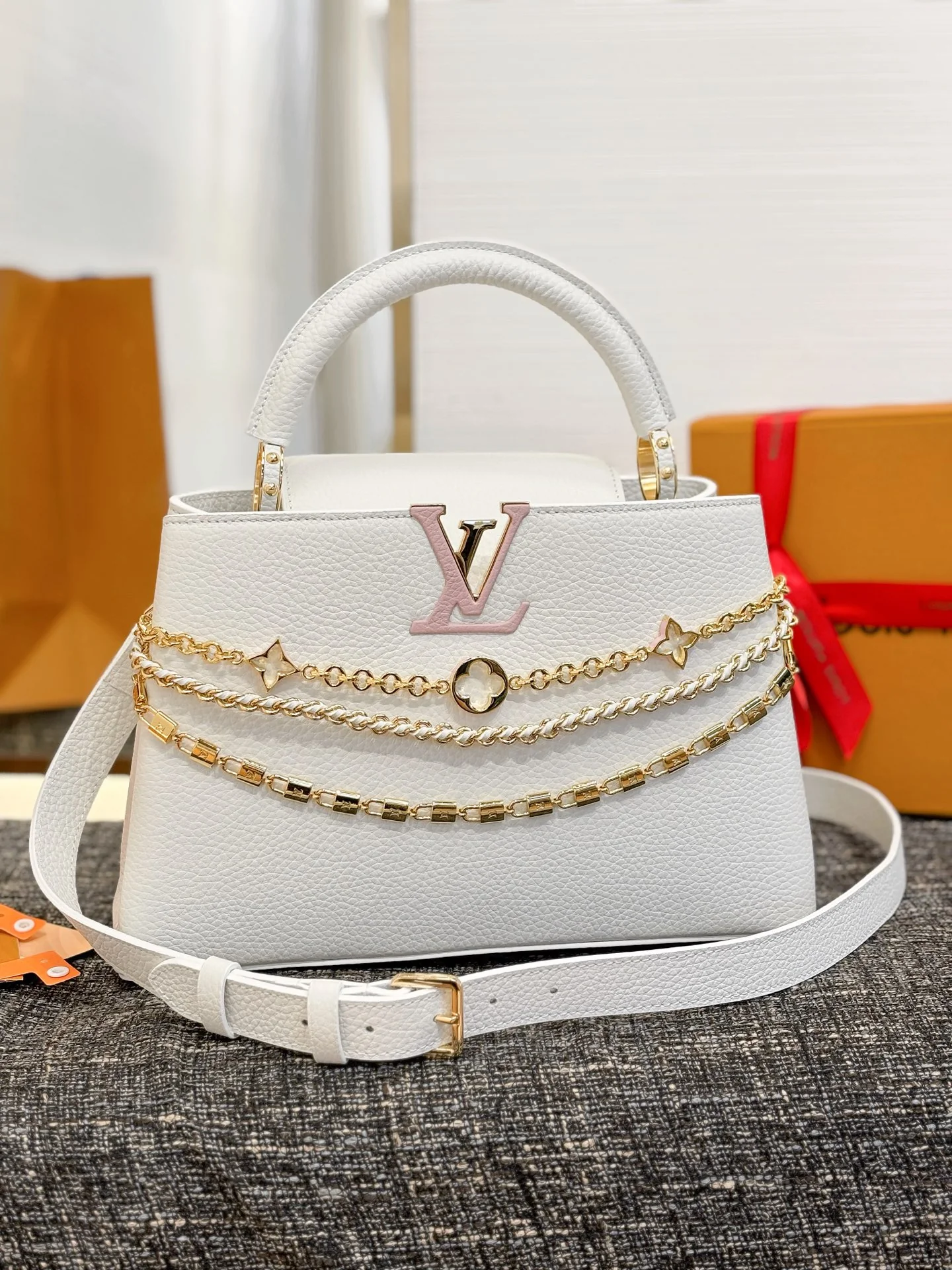 Louis Vuitton Capucines M12345 White 31cm 20x11x31 cm - image1