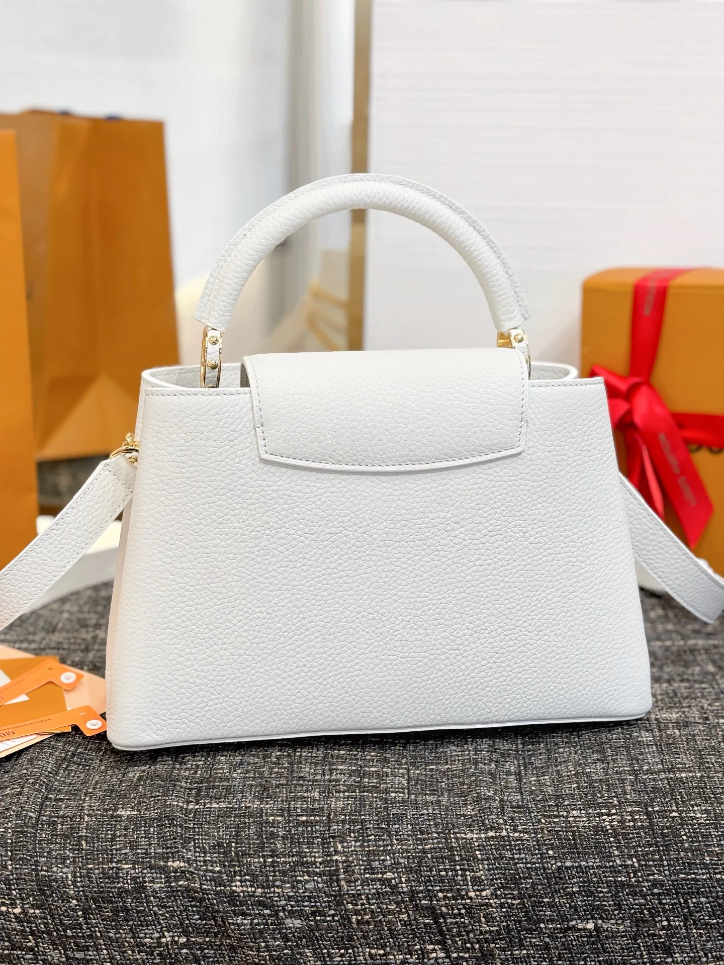 Louis Vuitton Capucines M12345 White 31cm 20x11x31 cm - image2