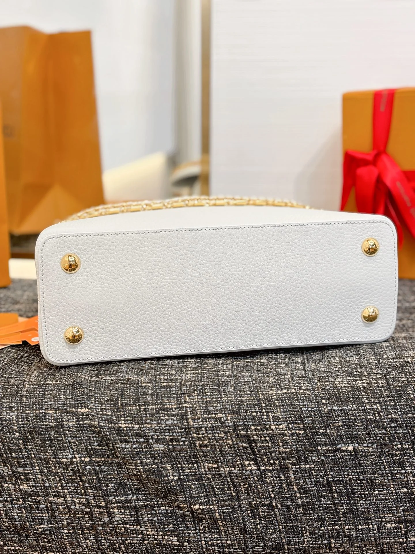 Louis Vuitton Capucines M12345 White 31cm 20x11x31 cm - image3