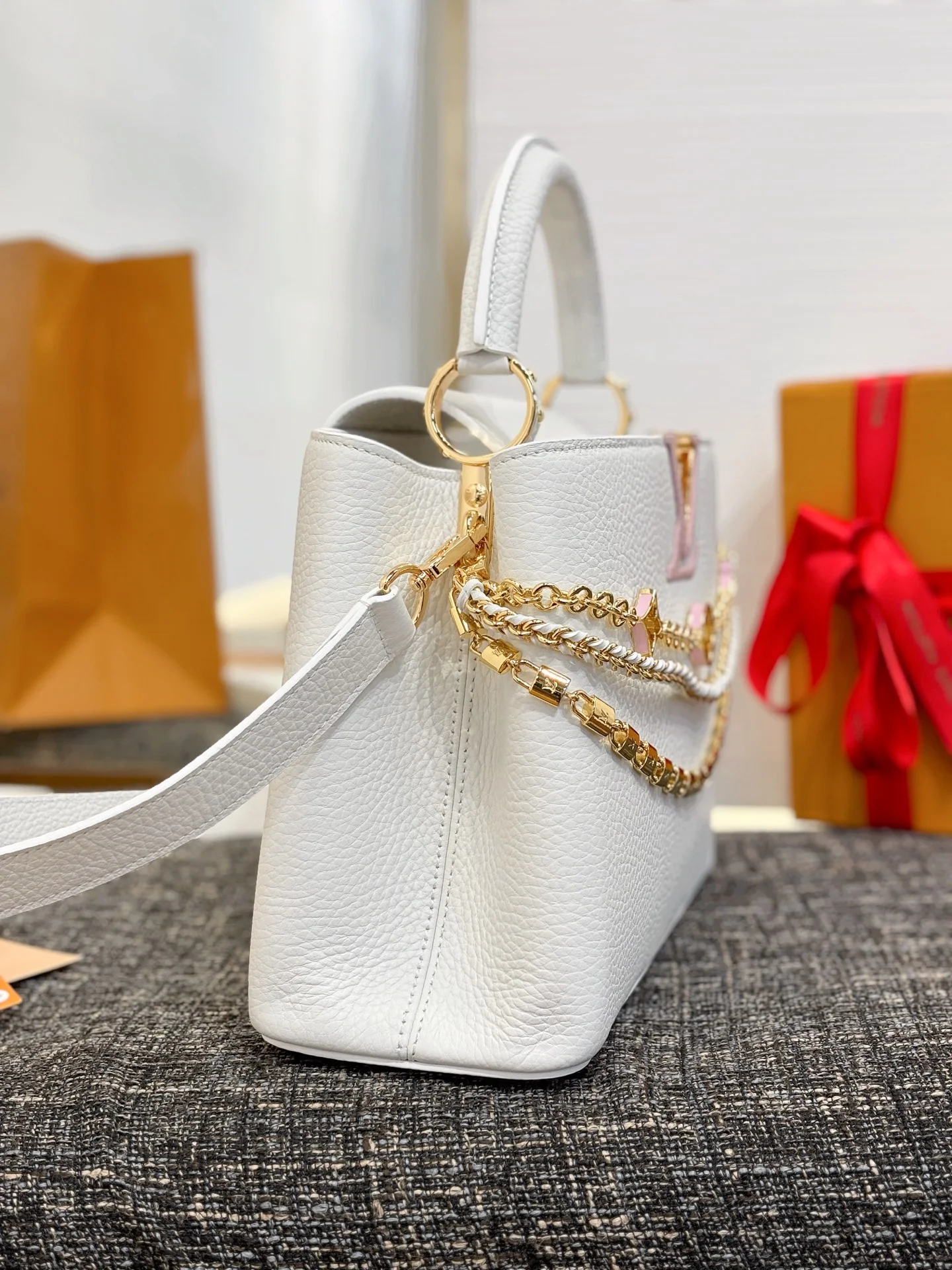 Louis Vuitton Capucines M12345 White 31cm 20x11x31 cm - image4