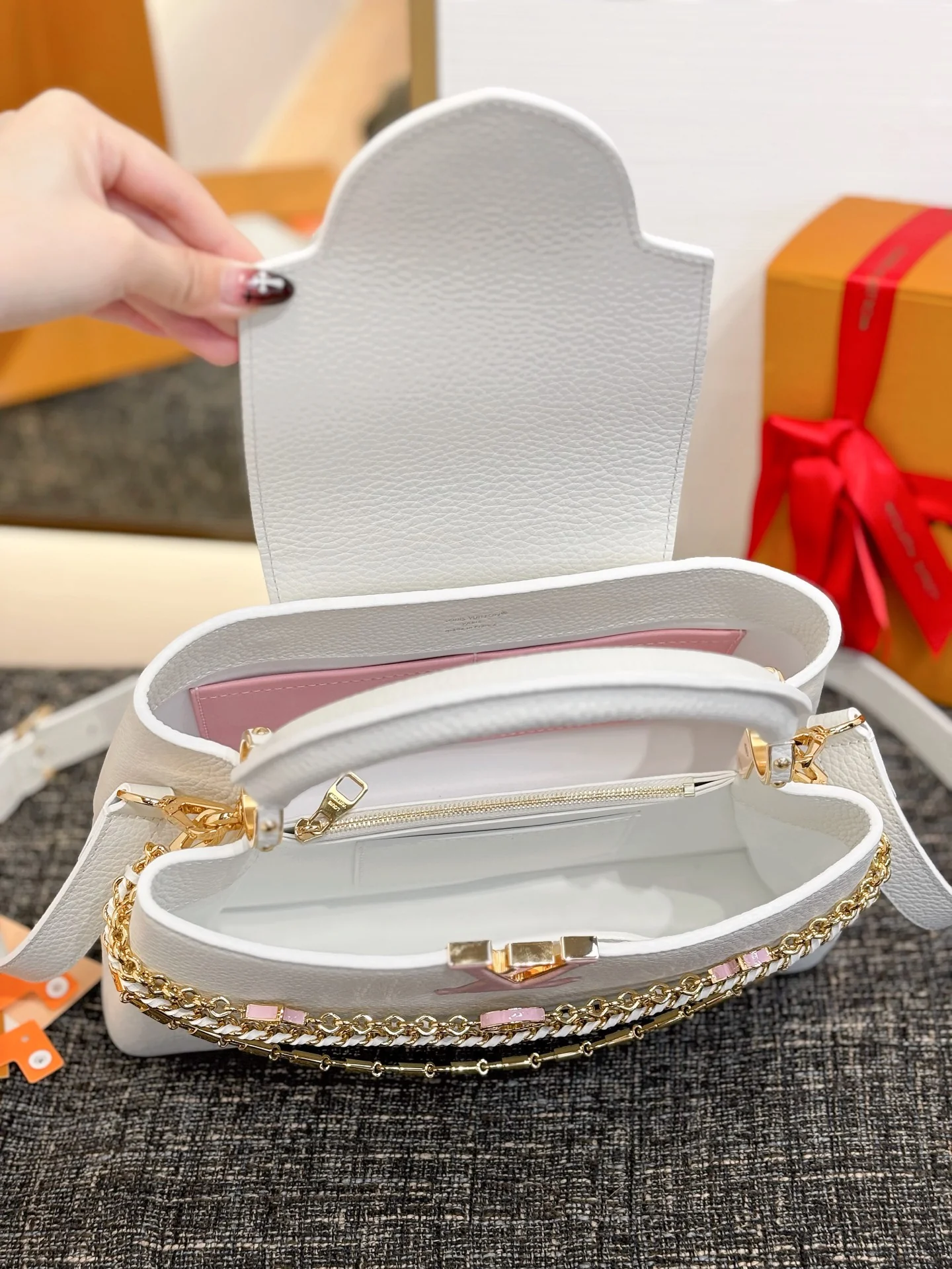 Louis Vuitton Capucines M12345 White 31cm 20x11x31 cm - image7