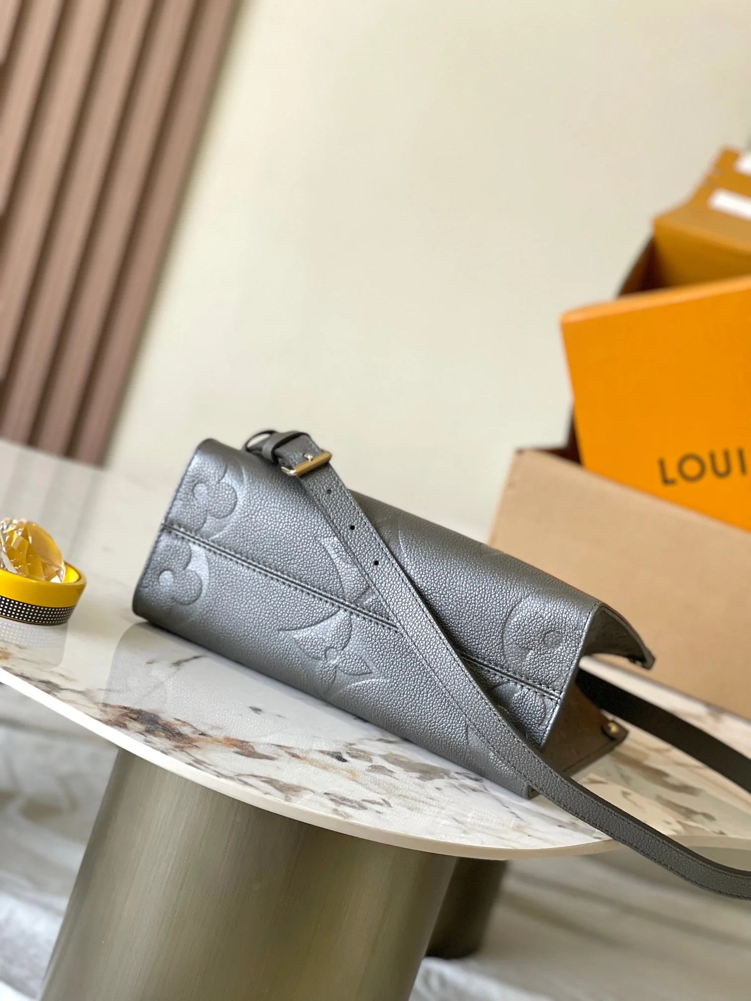 Louisvuitton OnTheGo Small Handbag M12886 25x19x11.5 cm - description_image4