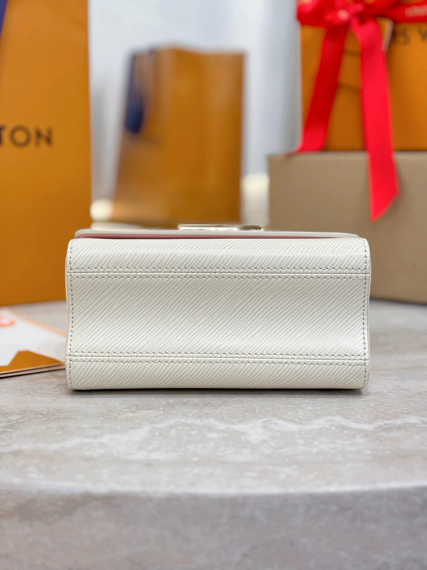 Louis Vuitton Twist M13117 White 19cm 19x15x7 cm - image3