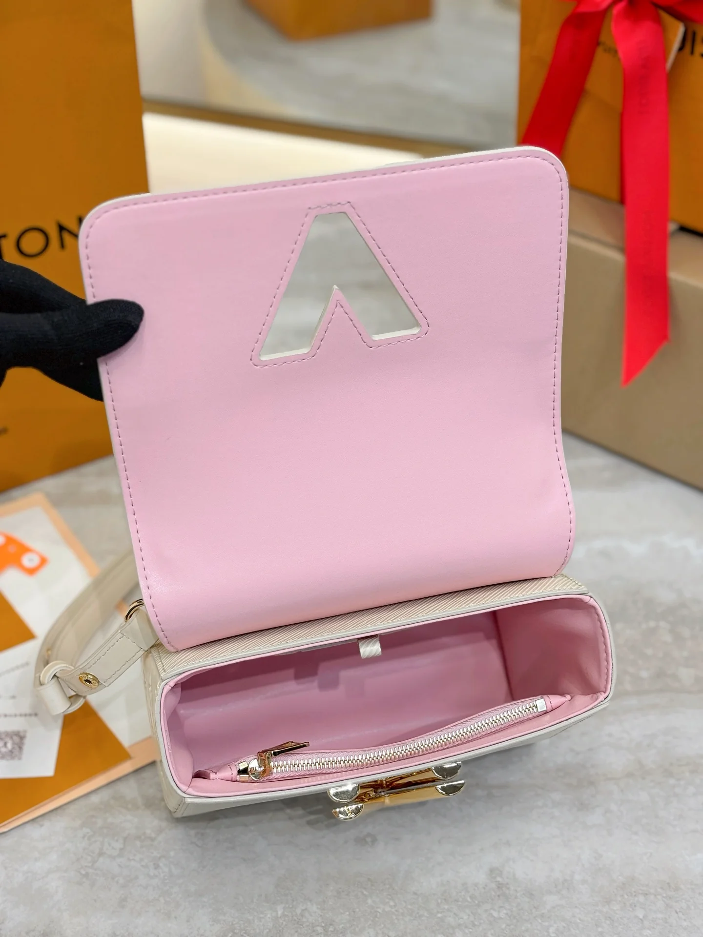 Louis Vuitton Twist M13117 White 19cm 19x15x7 cm - image6