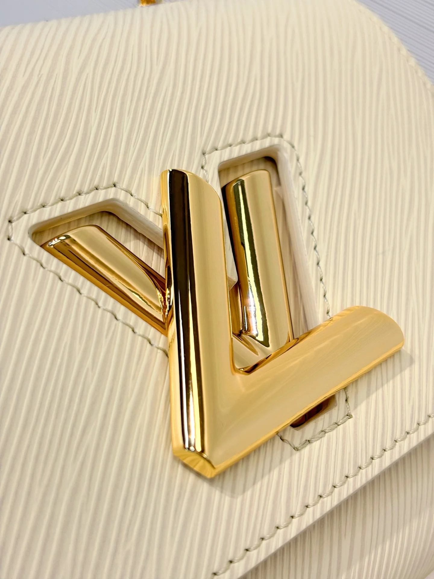 Louis Vuitton Twist M13117 White 19cm 19x15x7 cm - image7