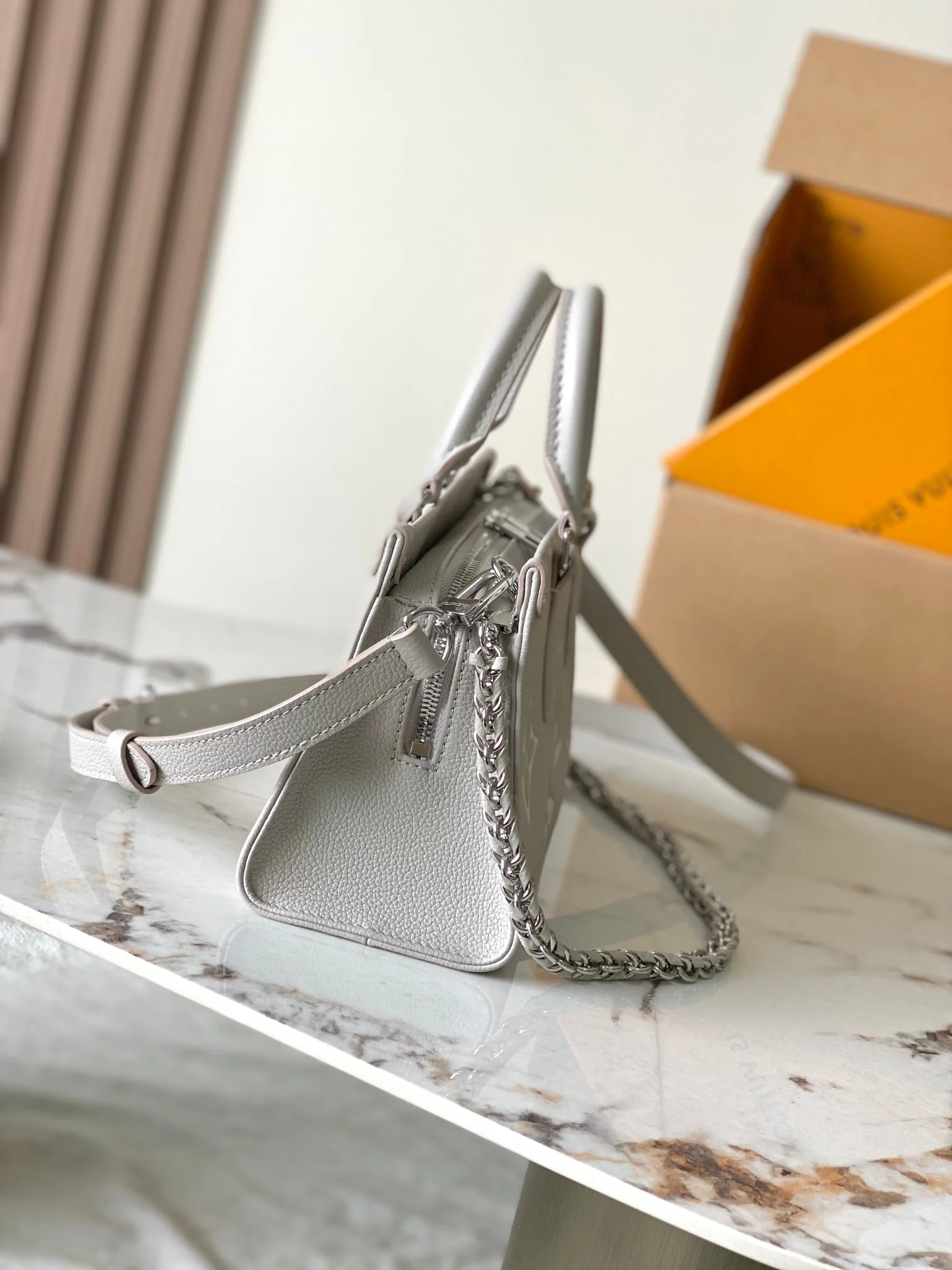 Louisvuitton OnTheGo M14213 13 x 10 x 25 cm - description_image2