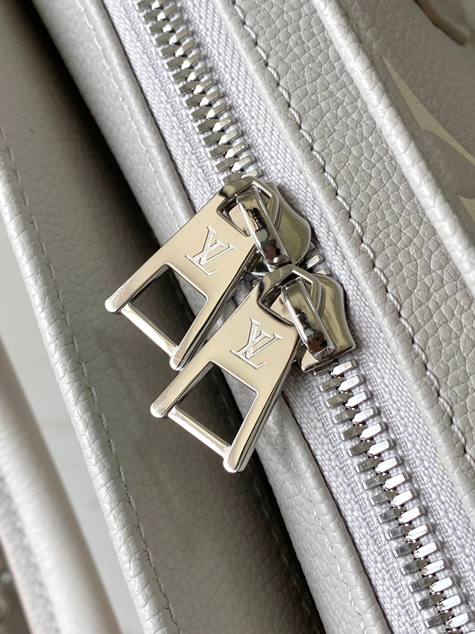 Louisvuitton OnTheGo M14213 13 x 10 x 25 cm - description_image5