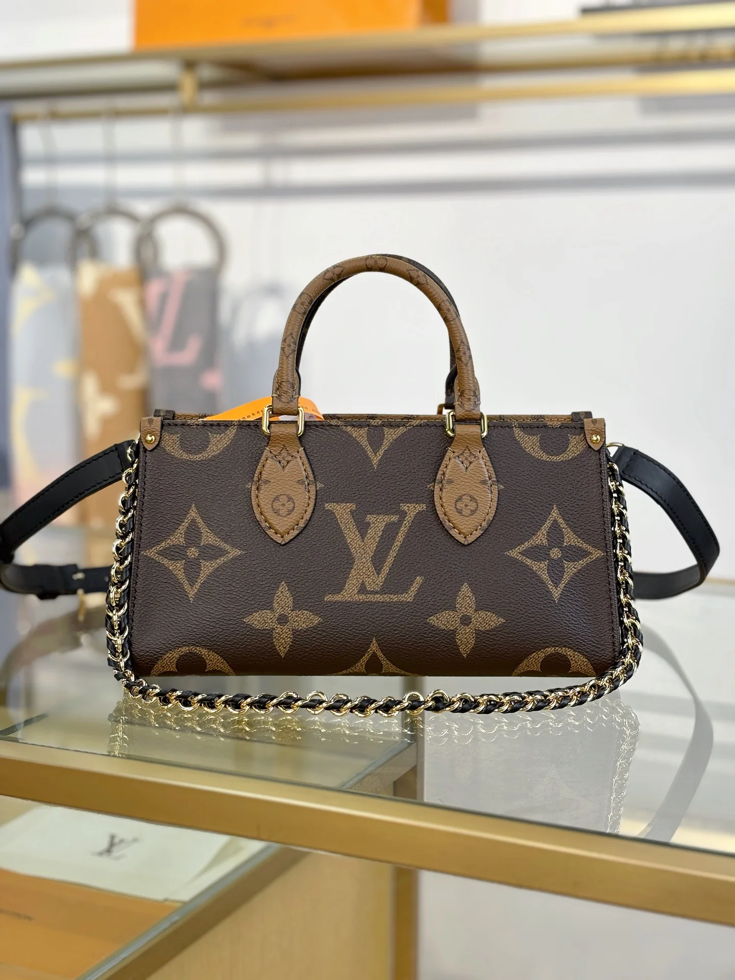 Louisvuitton Onthego East West Chain Handbag 25x13x10 cm - description_image1