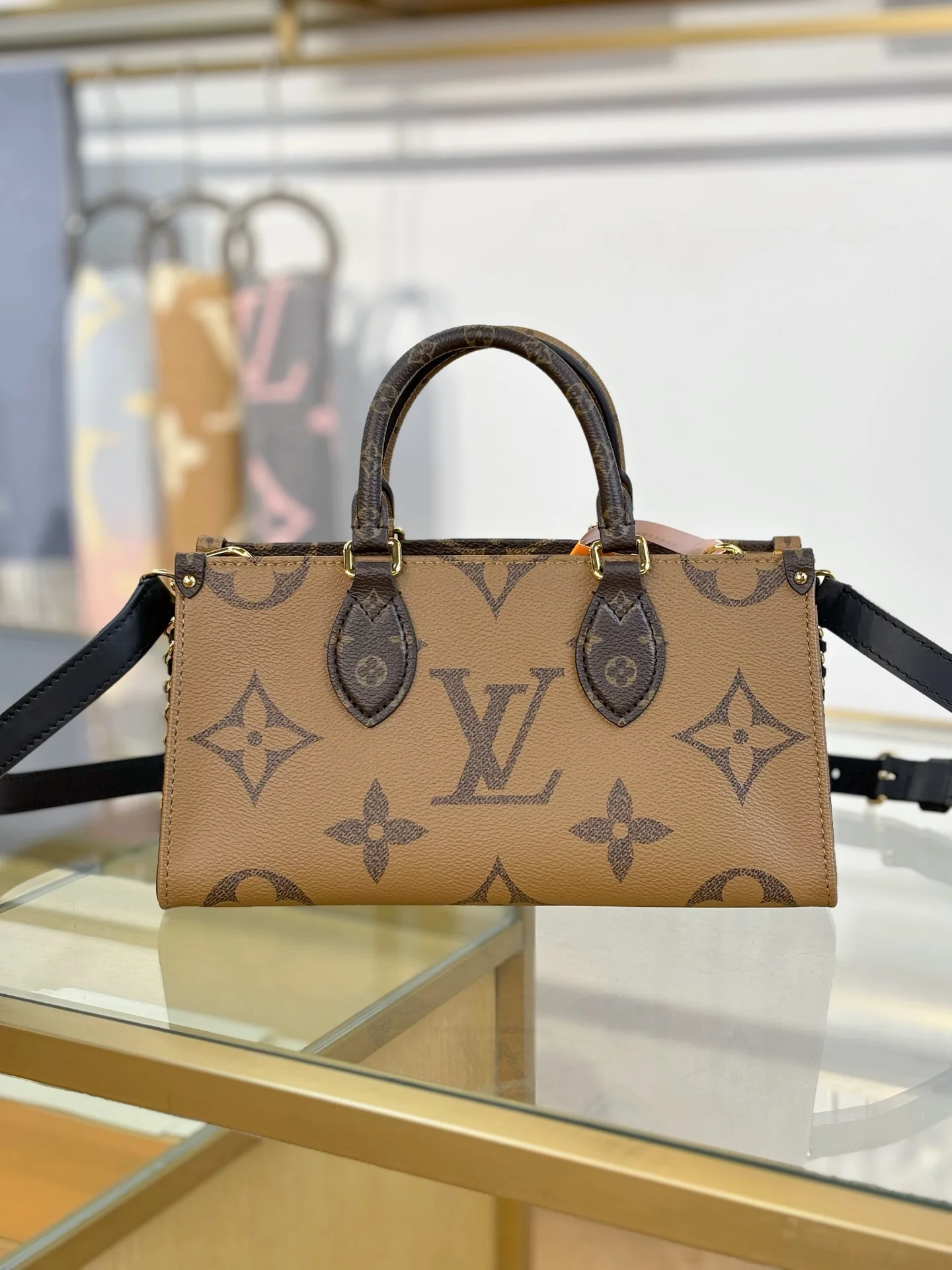 Louisvuitton Onthego East West Chain Handbag 25x13x10 cm - description_image8