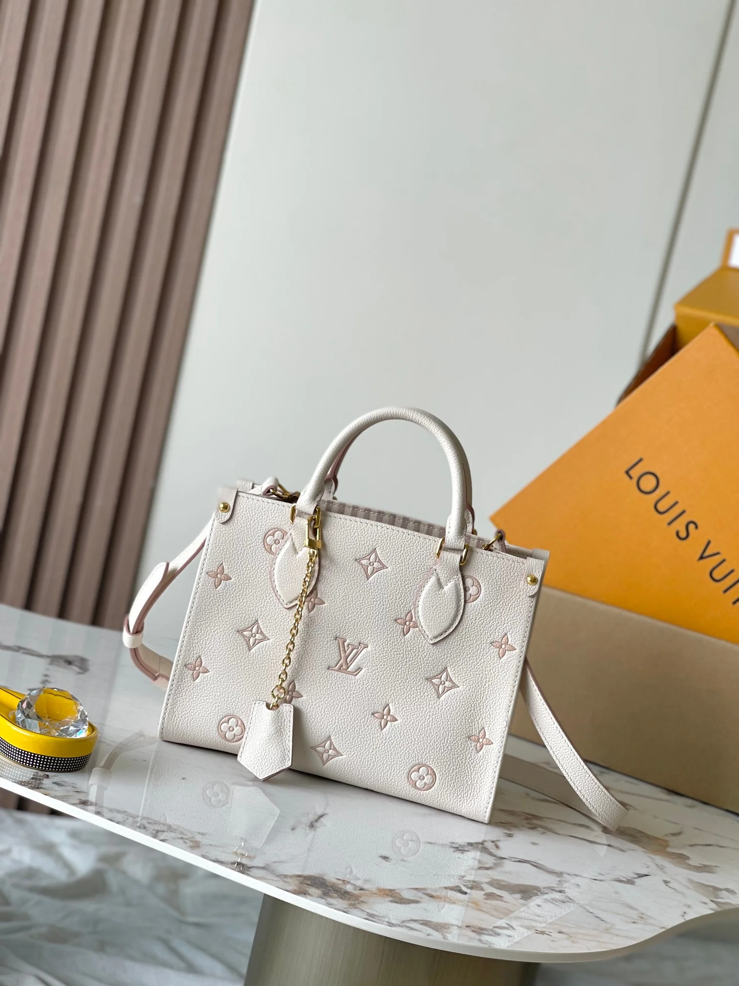 Louisvuitton OnTheGo Small M14403 25x19x11.5 cm - description_image1