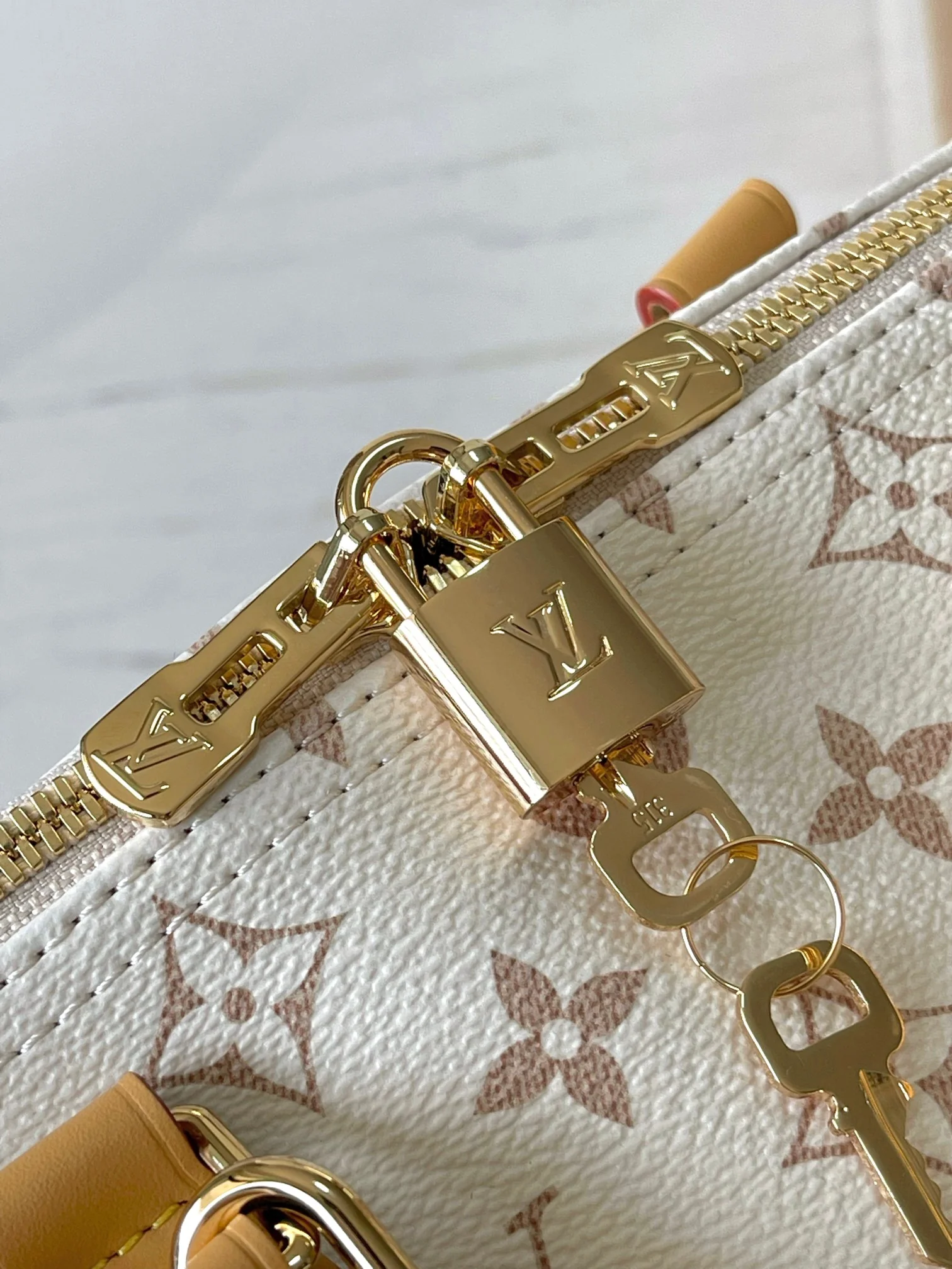 Louisvuitton Speedy Soft 30 Lucky Handbag Model M15108 30x21x17 cm - description_image5