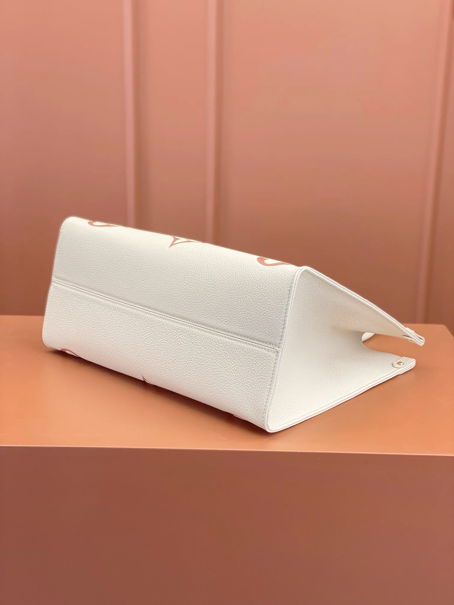 Louisvuitton OnTheGo Medium Handbag M21575 35x27x14 cm - description_image7