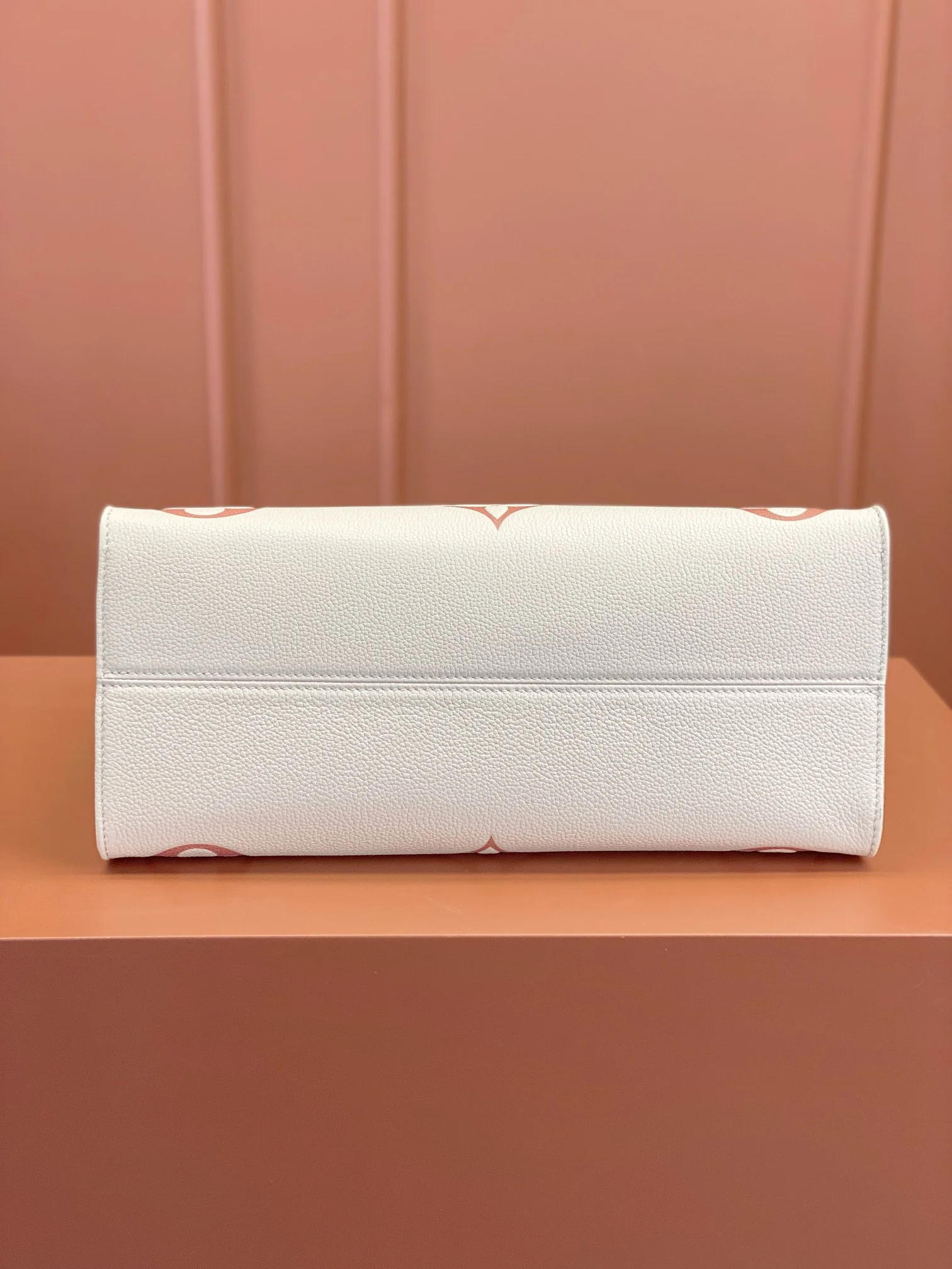 Louisvuitton OnTheGo Medium Handbag M21575 35x27x14 cm - description_image9