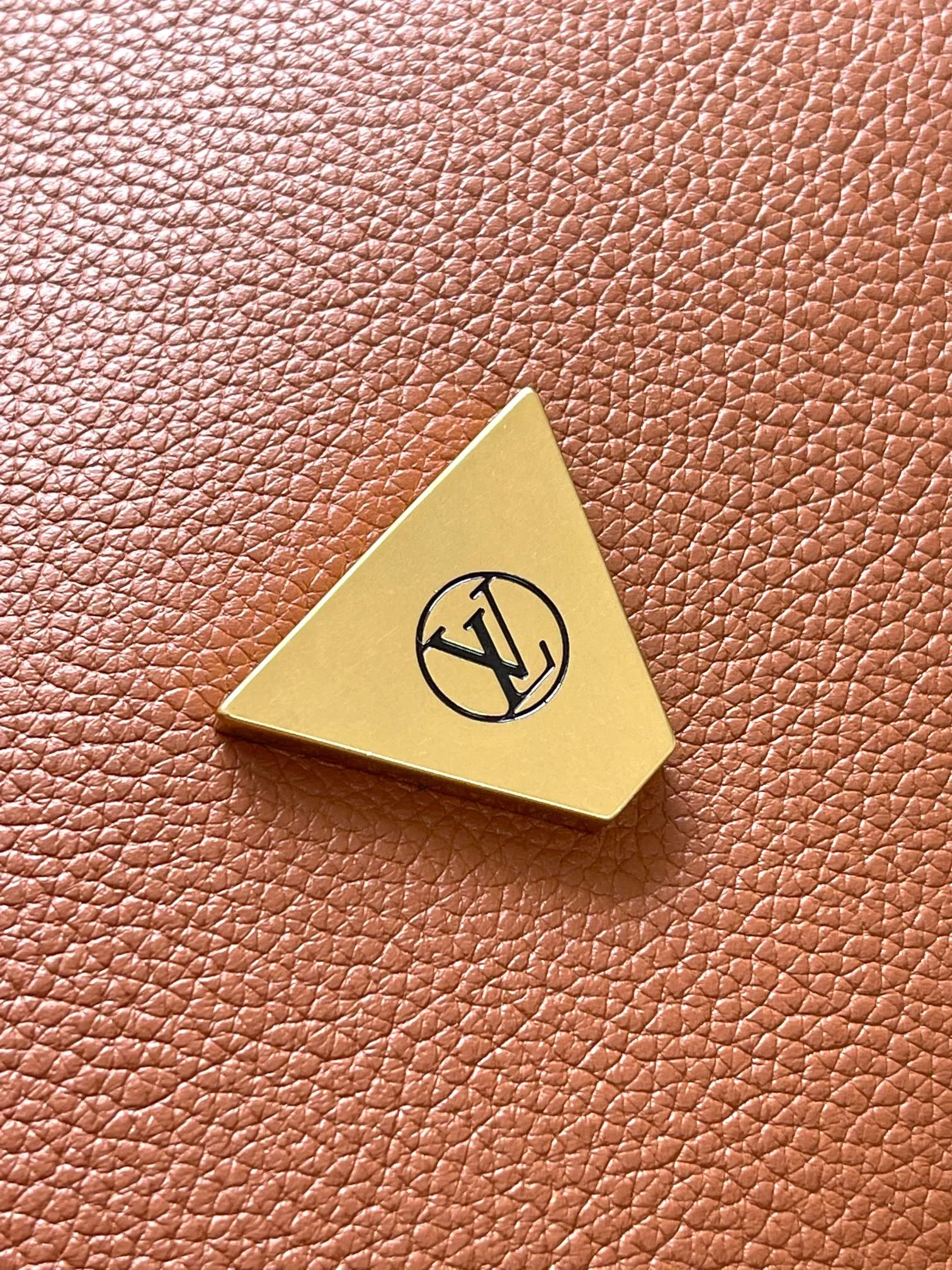 Louis Vuitton Twist M24640 Gold 9cm 27x19x9 cm - image7