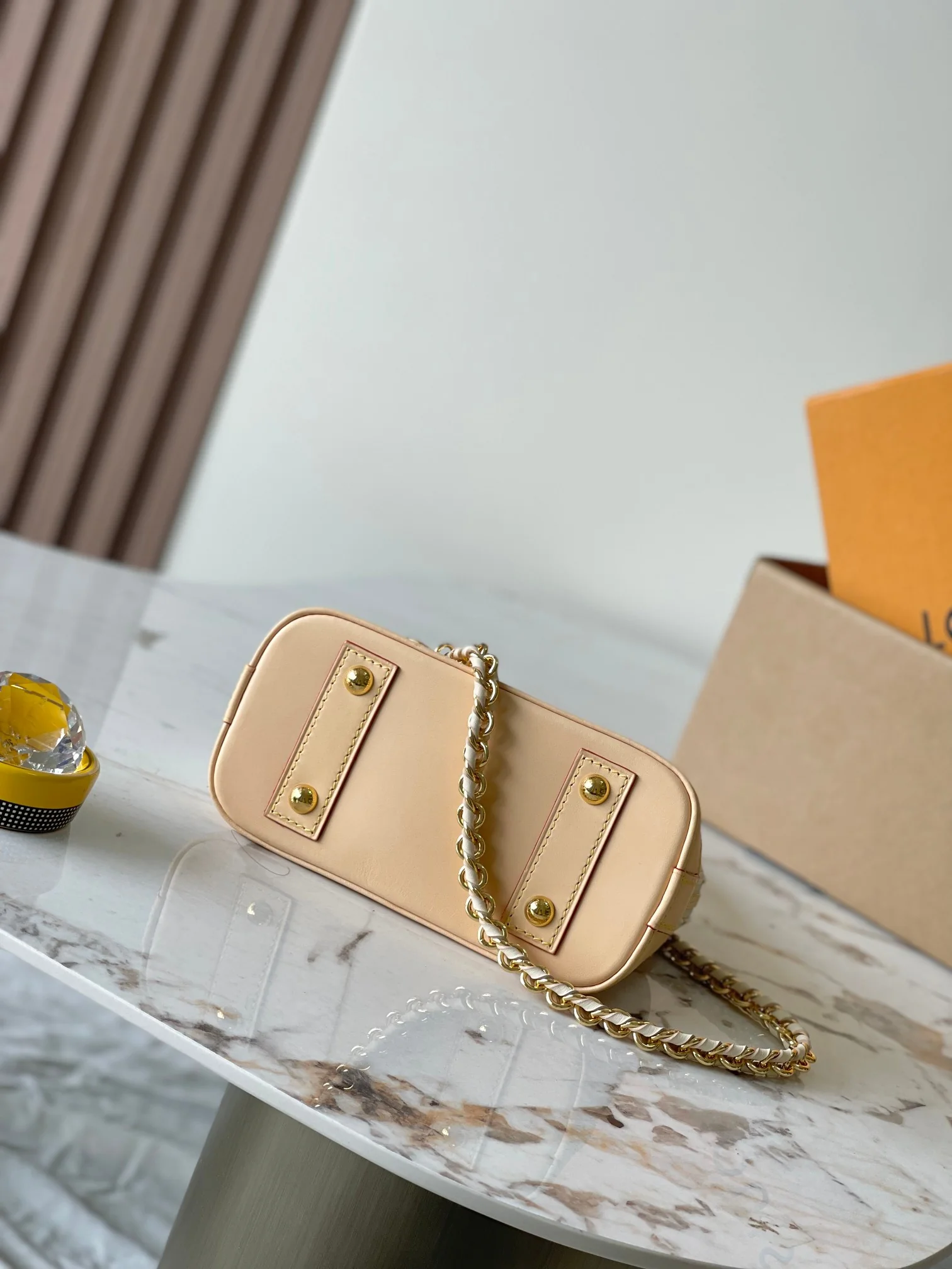 Louis Vuitton Alma M25529 White 8cm 18x12x8 cm - image4