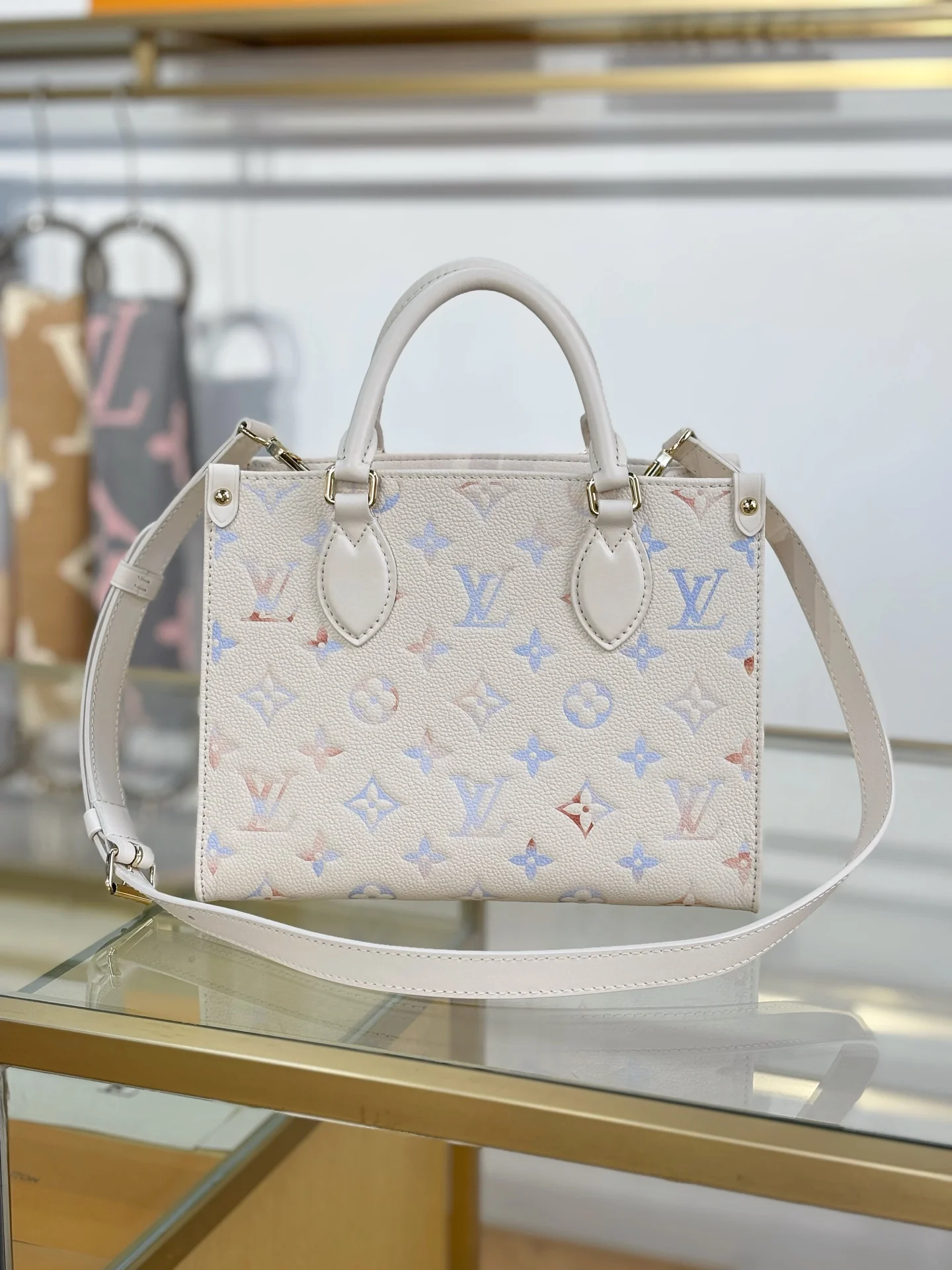 Louisvuitton OnTheGo Small Handbag M25770 25x19x11.5 cm - description_image2