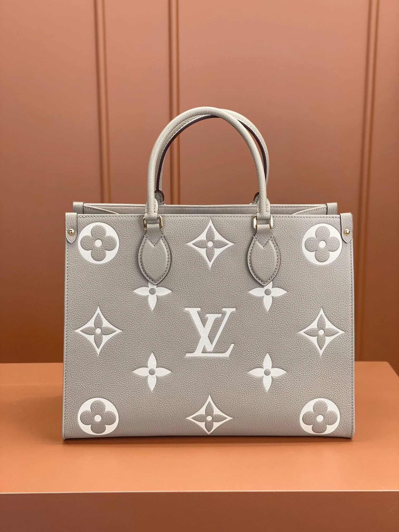 Louisvuitton OnTheGo Medium Handbag M45494 35x27x14 cm - description_image8