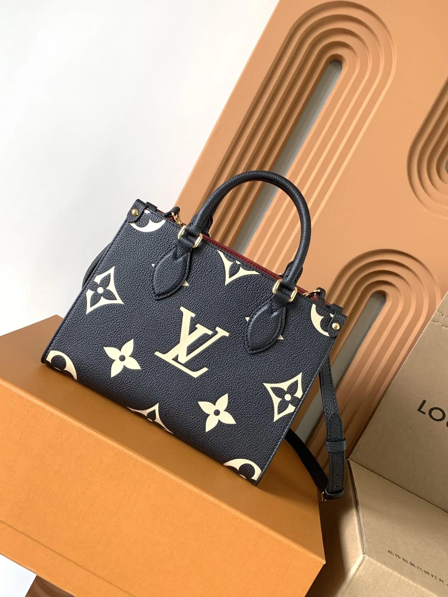 Louisvuitton OnTheGo Small Handbag M45659 25cm - description_image1