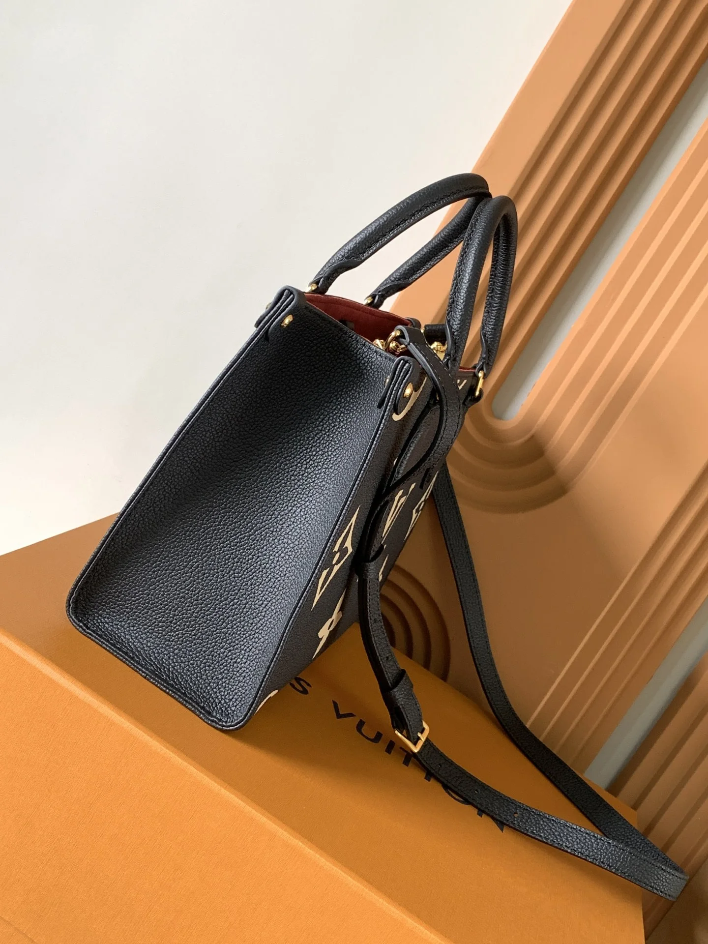 Louisvuitton OnTheGo Small Handbag M45659 25cm - description_image2