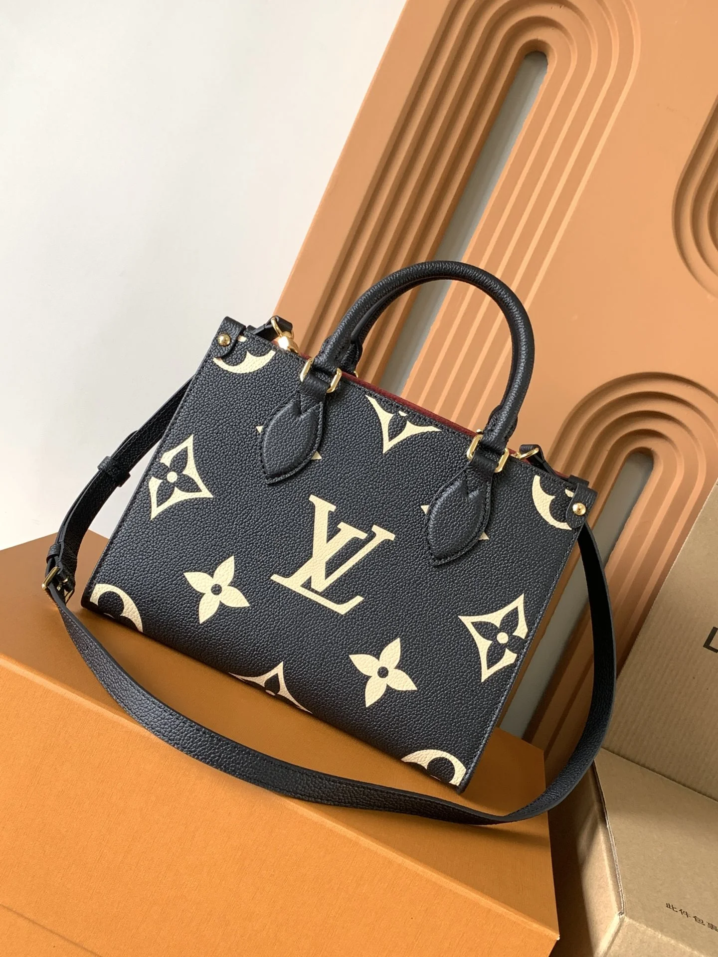 Louisvuitton OnTheGo Small Handbag M45659 25cm - description_image3
