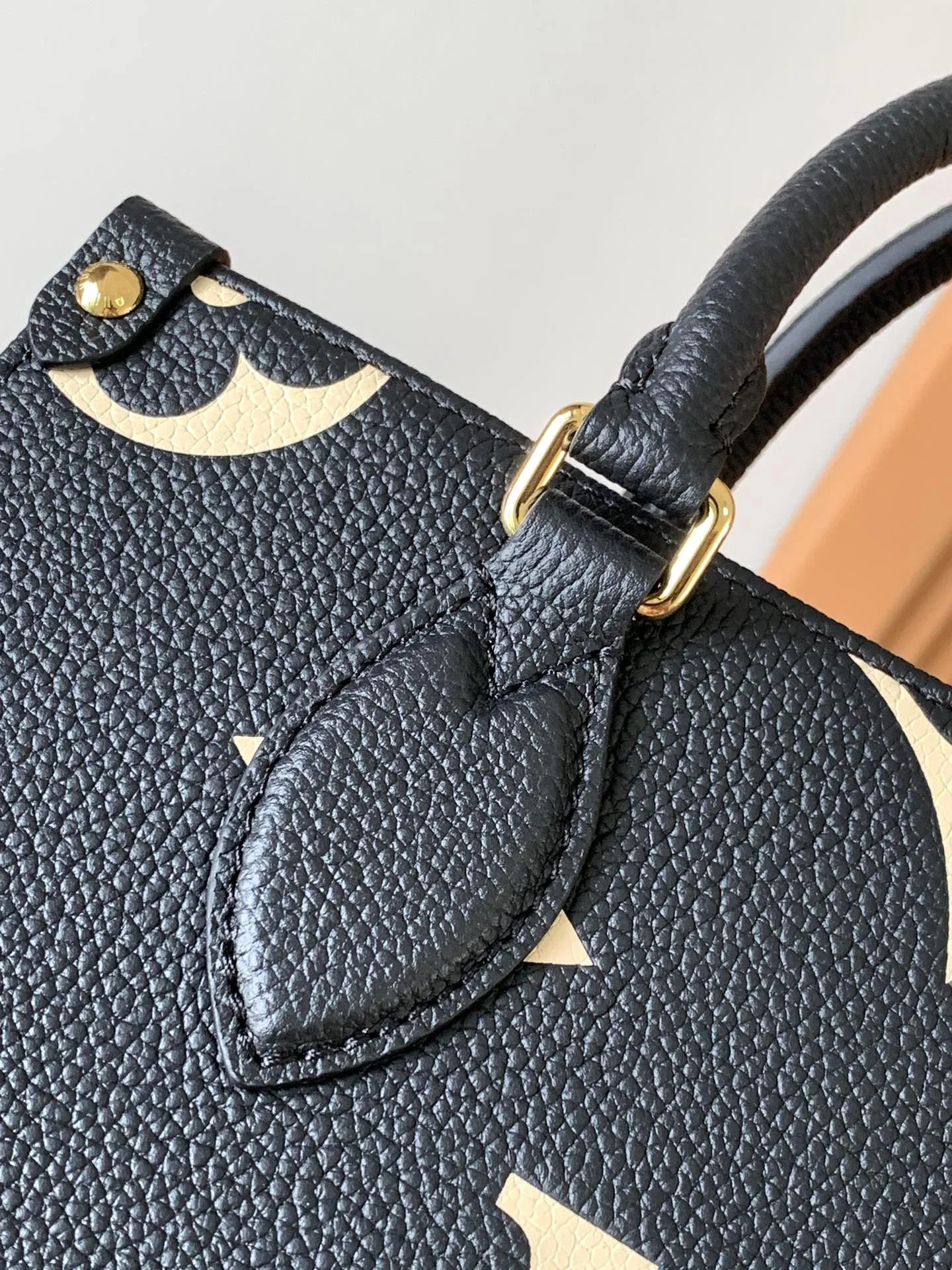 Louisvuitton OnTheGo Small Handbag M45659 25cm - description_image5