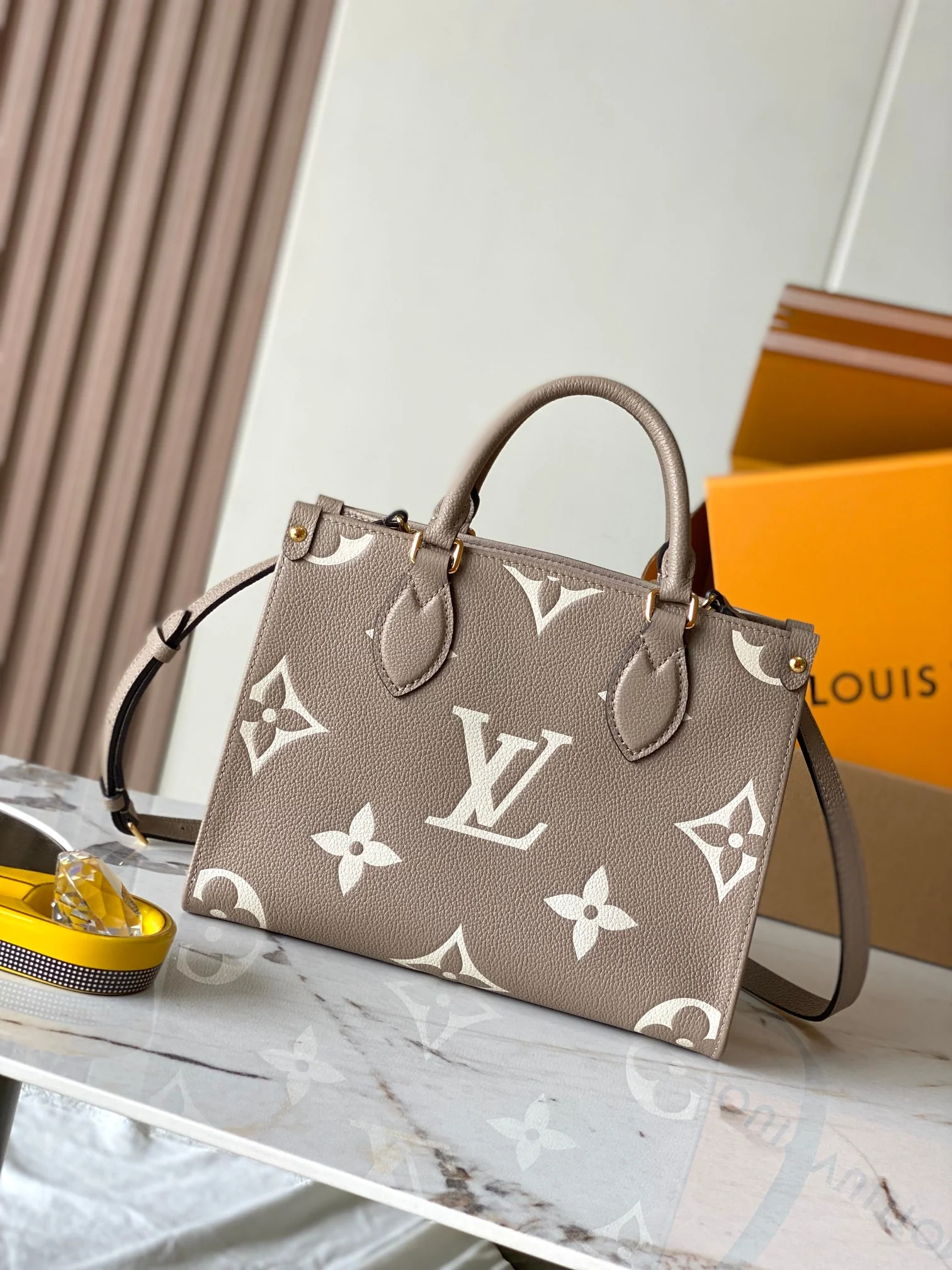 Louisvuitton OnTheGo Small Handbag M45779 25x19x11.5 cm - description_image1