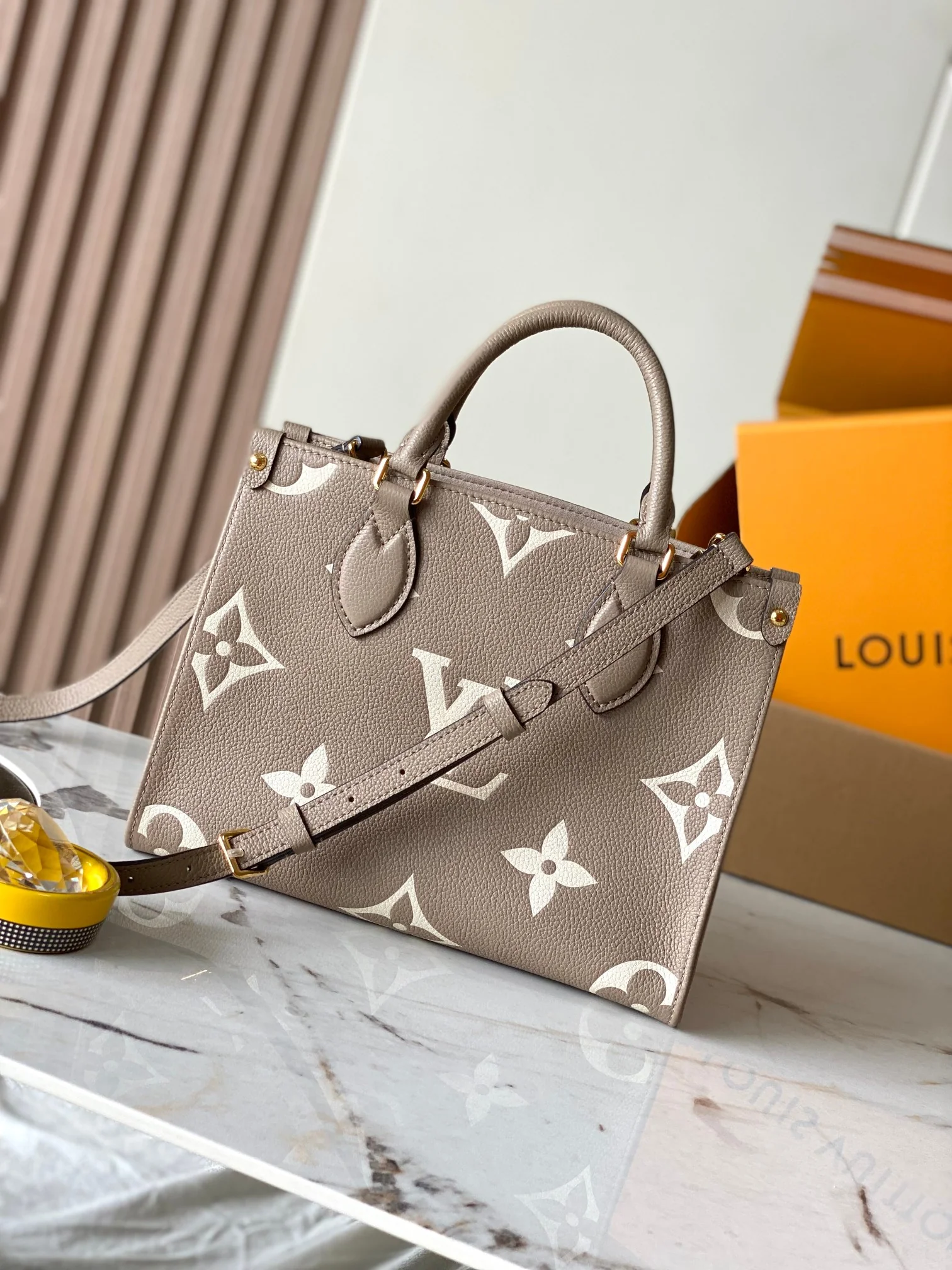 Louisvuitton OnTheGo Small Handbag M45779 25x19x11.5 cm - description_image3