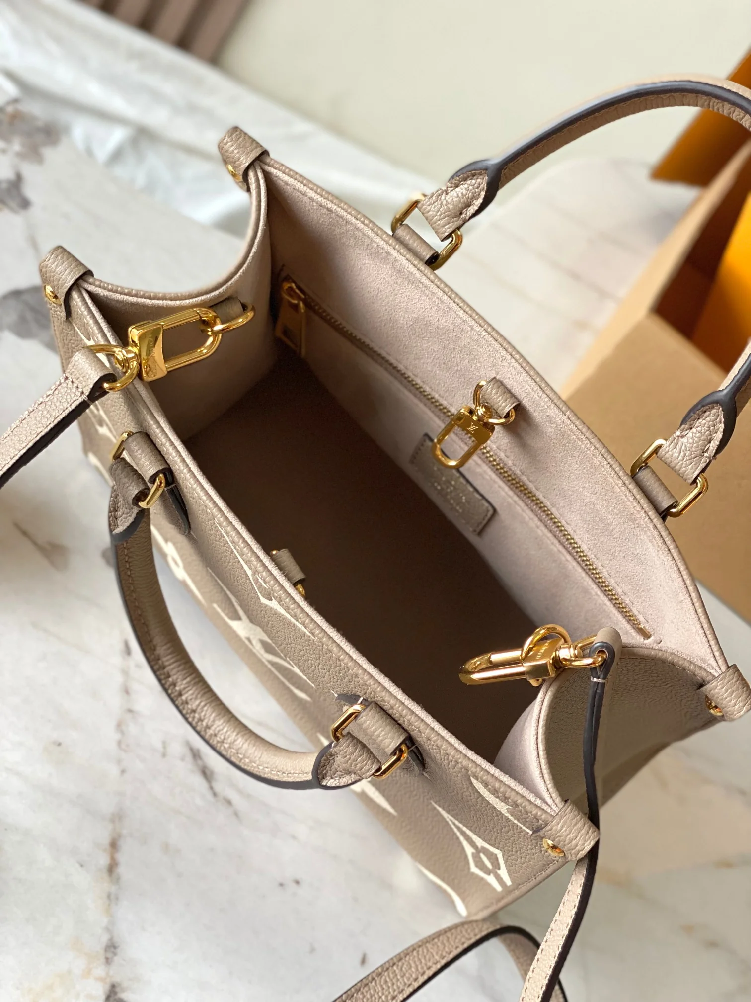 Louisvuitton OnTheGo Small Handbag M45779 25x19x11.5 cm - description_image8