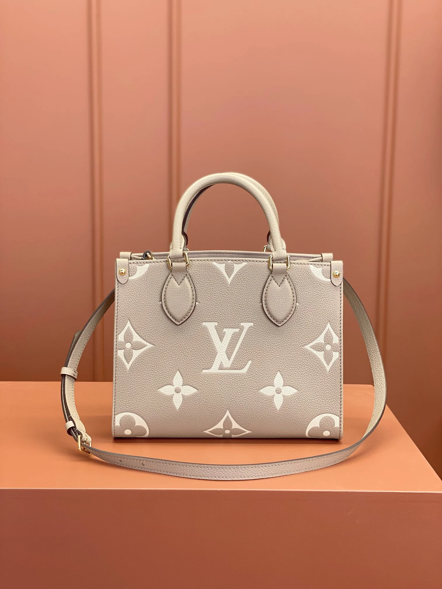 Louisvuitton OnTheGo Small Handbag M45779 25x19x11.5 cm - description_image1