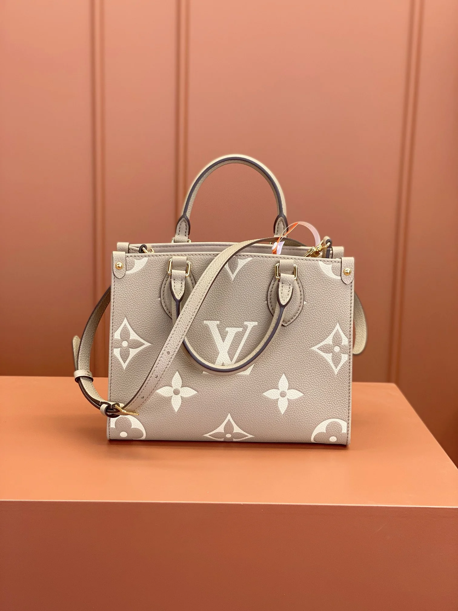Louisvuitton OnTheGo Small Handbag M45779 25x19x11.5 cm - description_image2
