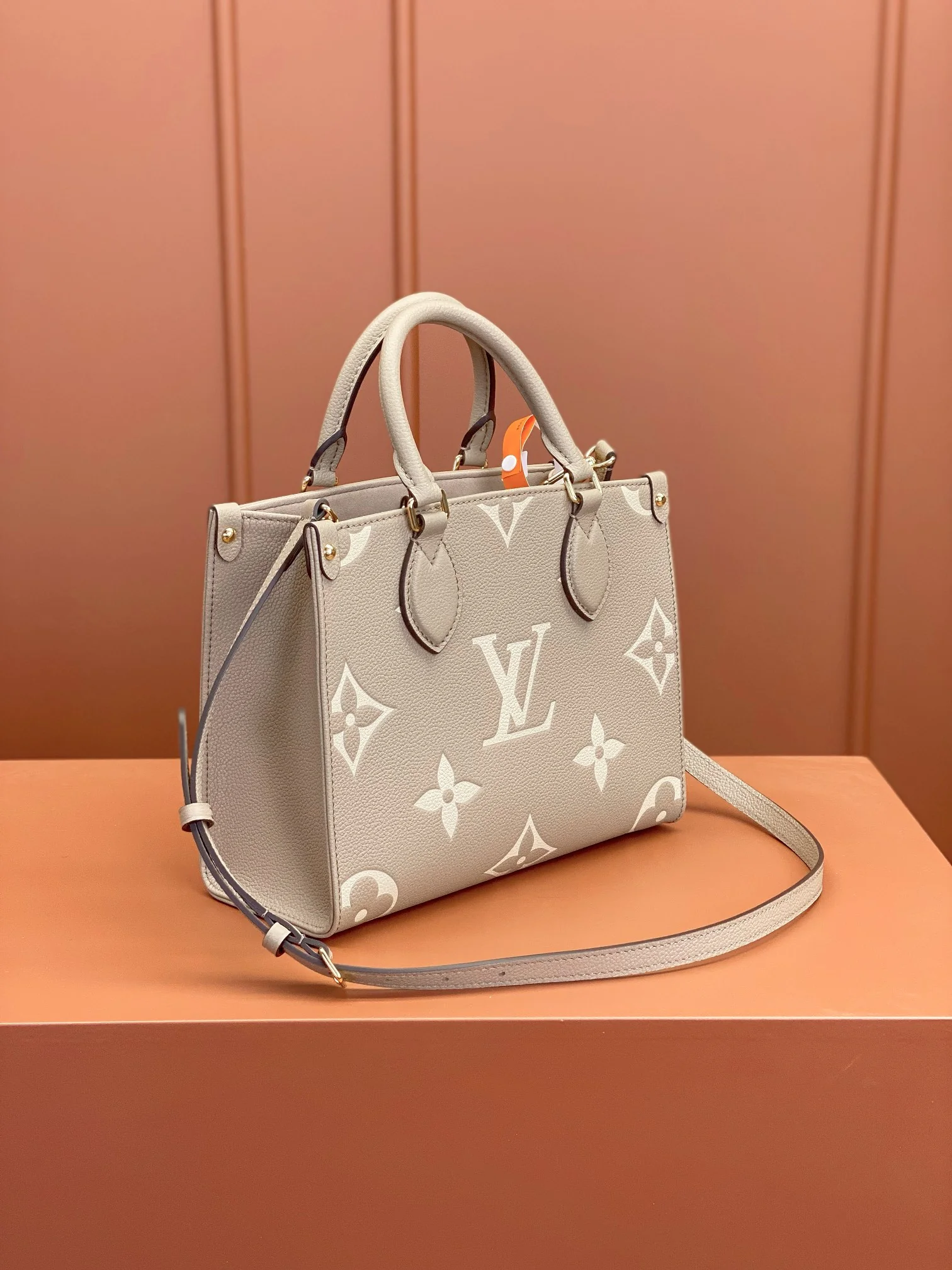 Louisvuitton OnTheGo Small Handbag M45779 25x19x11.5 cm - description_image4