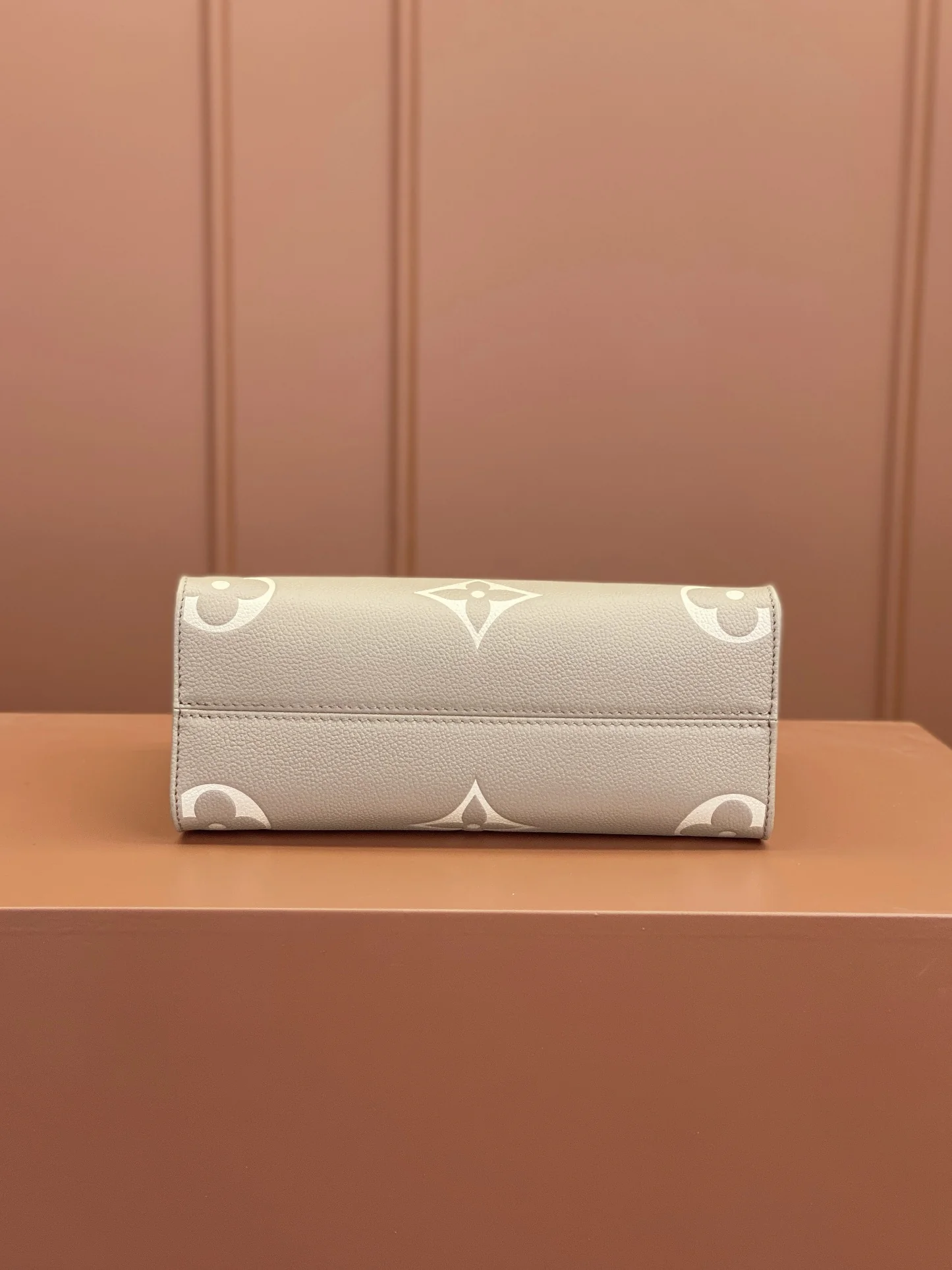 Louisvuitton OnTheGo Small Handbag M45779 25x19x11.5 cm - description_image9