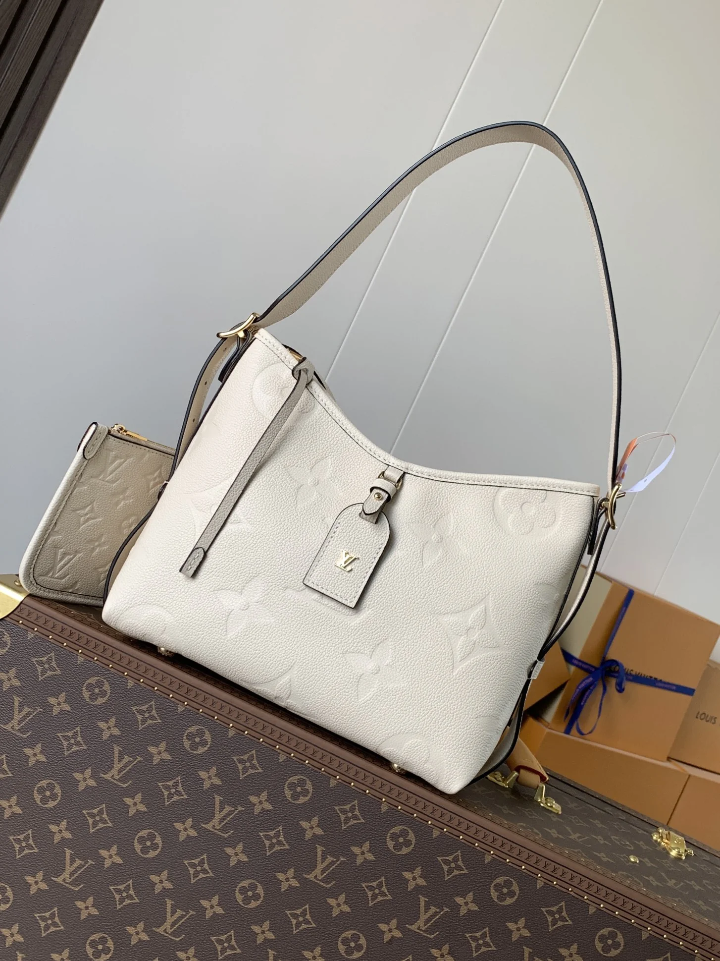 Louisvuitton Milky Way Monogram Empreinte Small Carryall 24 x 12 x 29.5 cm - description_image1