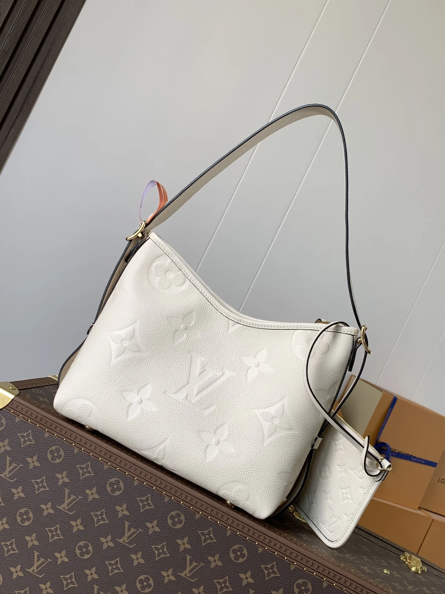 Louisvuitton Milky Way Monogram Empreinte Small Carryall 24 x 12 x 29.5 cm - description_image3