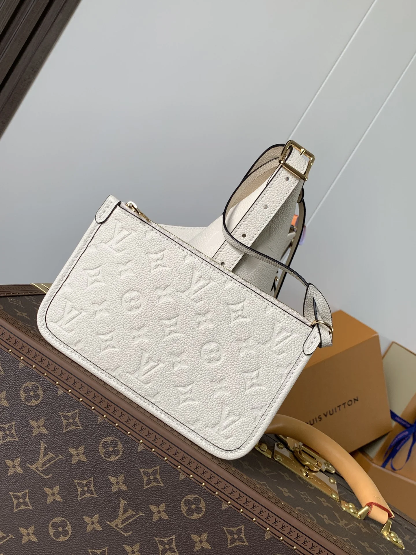 Louisvuitton Milky Way Monogram Empreinte Small Carryall 24 x 12 x 29.5 cm - description_image7